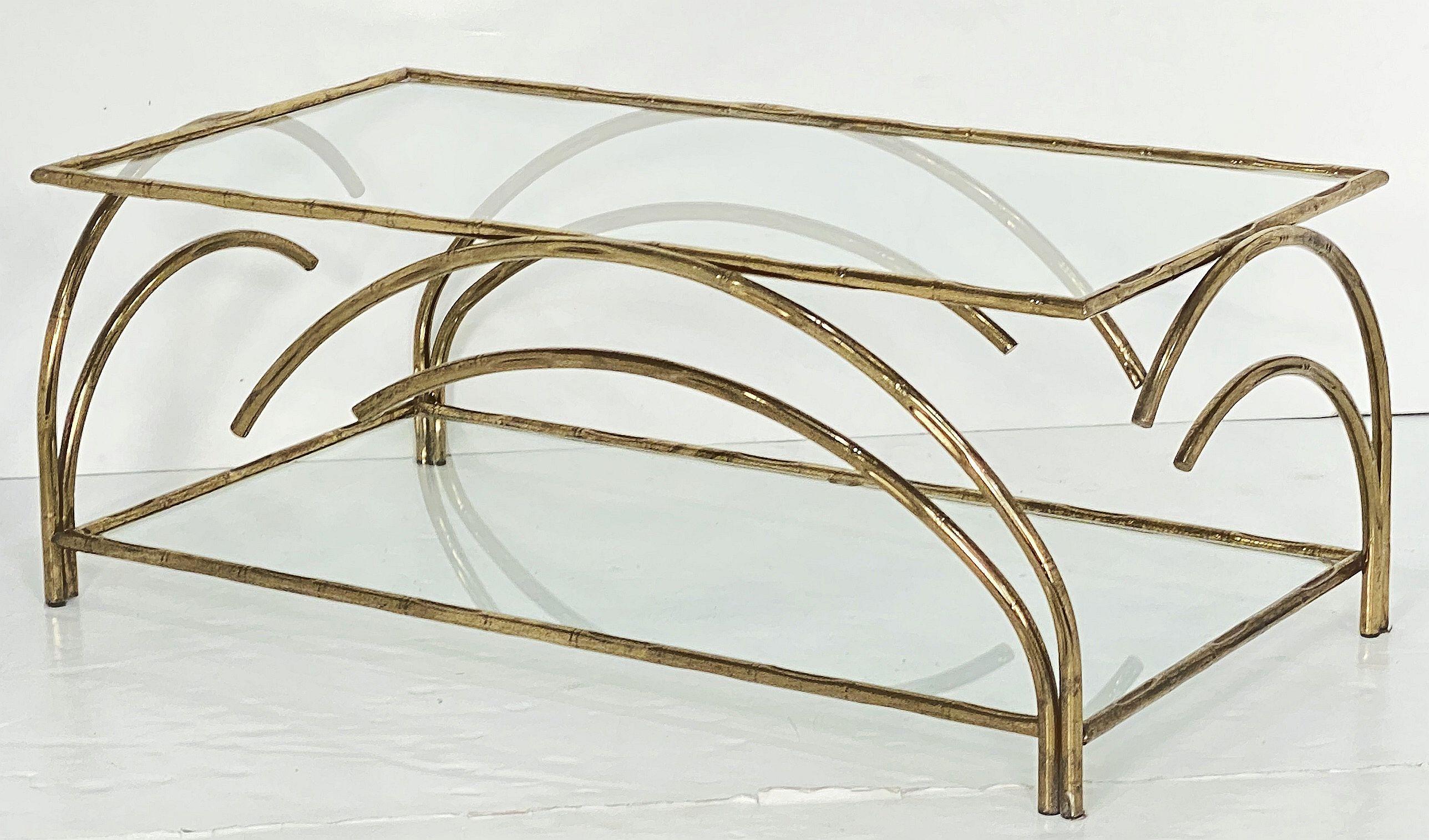 Français Table basse ou basse rectangulaire moderniste française en laiton en vente