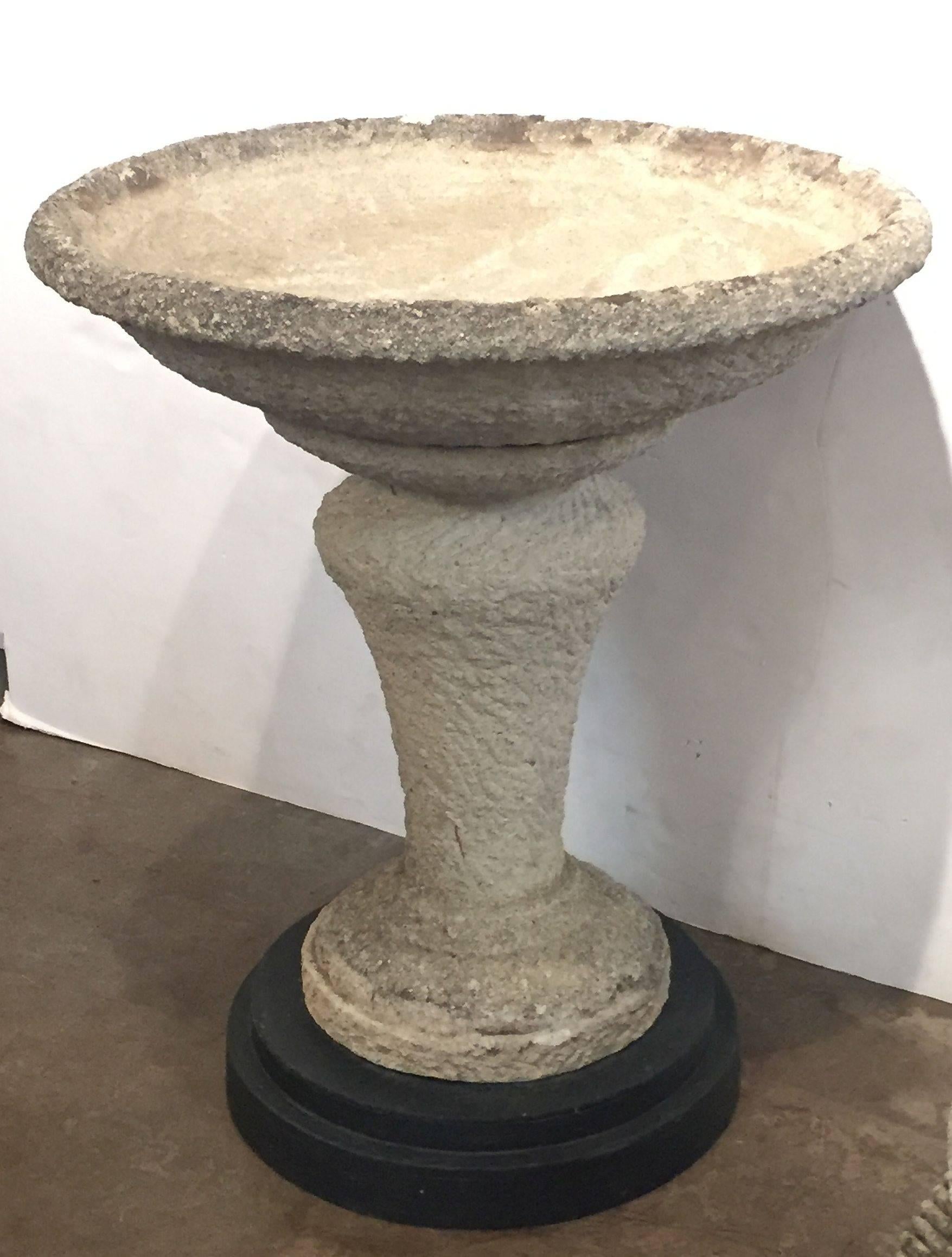 Large English Garden Stone Planter on Stand (H 39 3/4 x Diameter 33 3/4) In Good Condition In Austin, TX