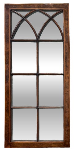 Spiegel im gotischen Stil mit Fensterglas in einem Rahmen aus Walnuss-Wurzelholz aus England (H 37 3/4 x B 17)