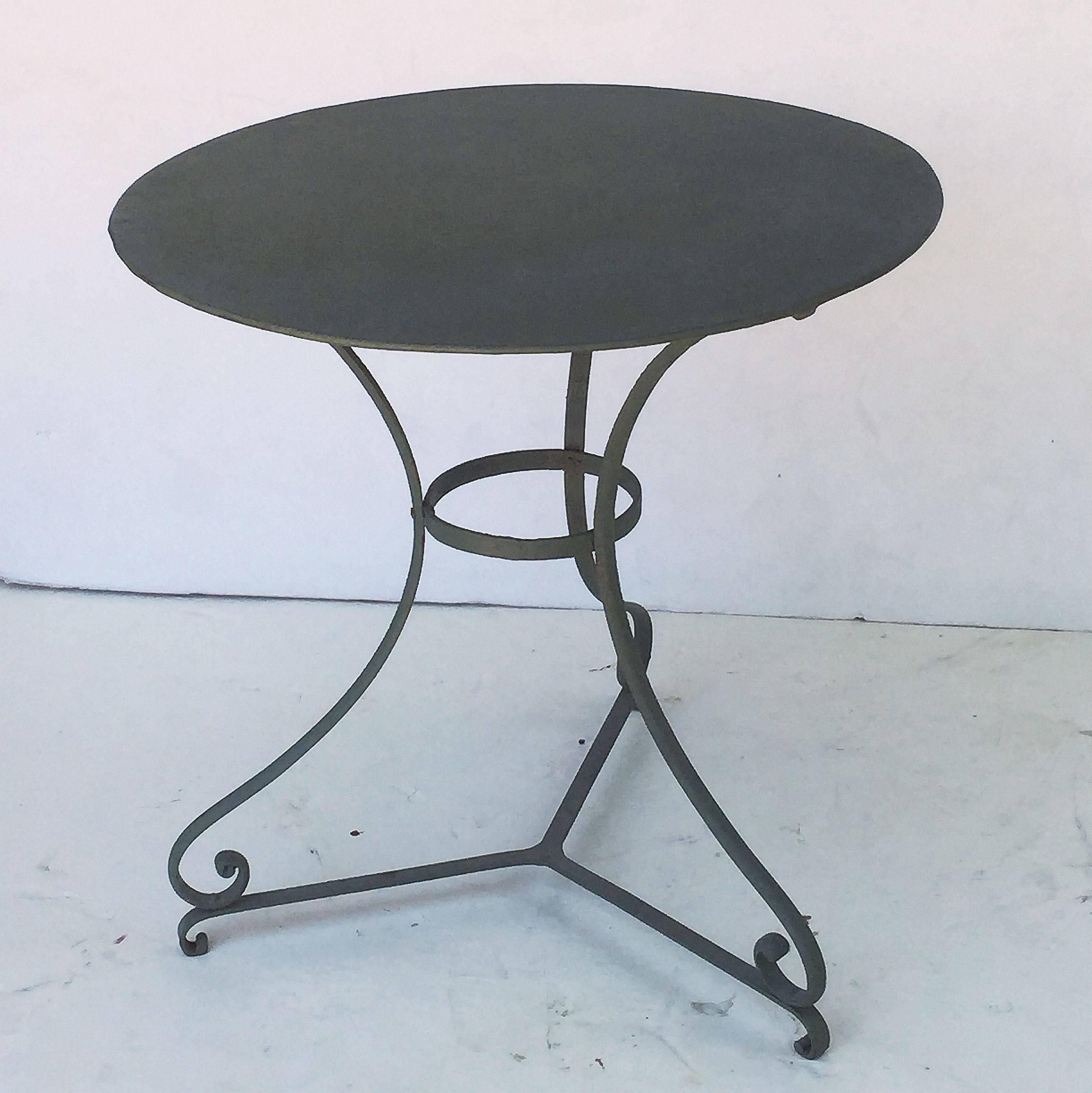 French Green-Painted Round Café or Bistro Pub Table In Good Condition In Austin, TX