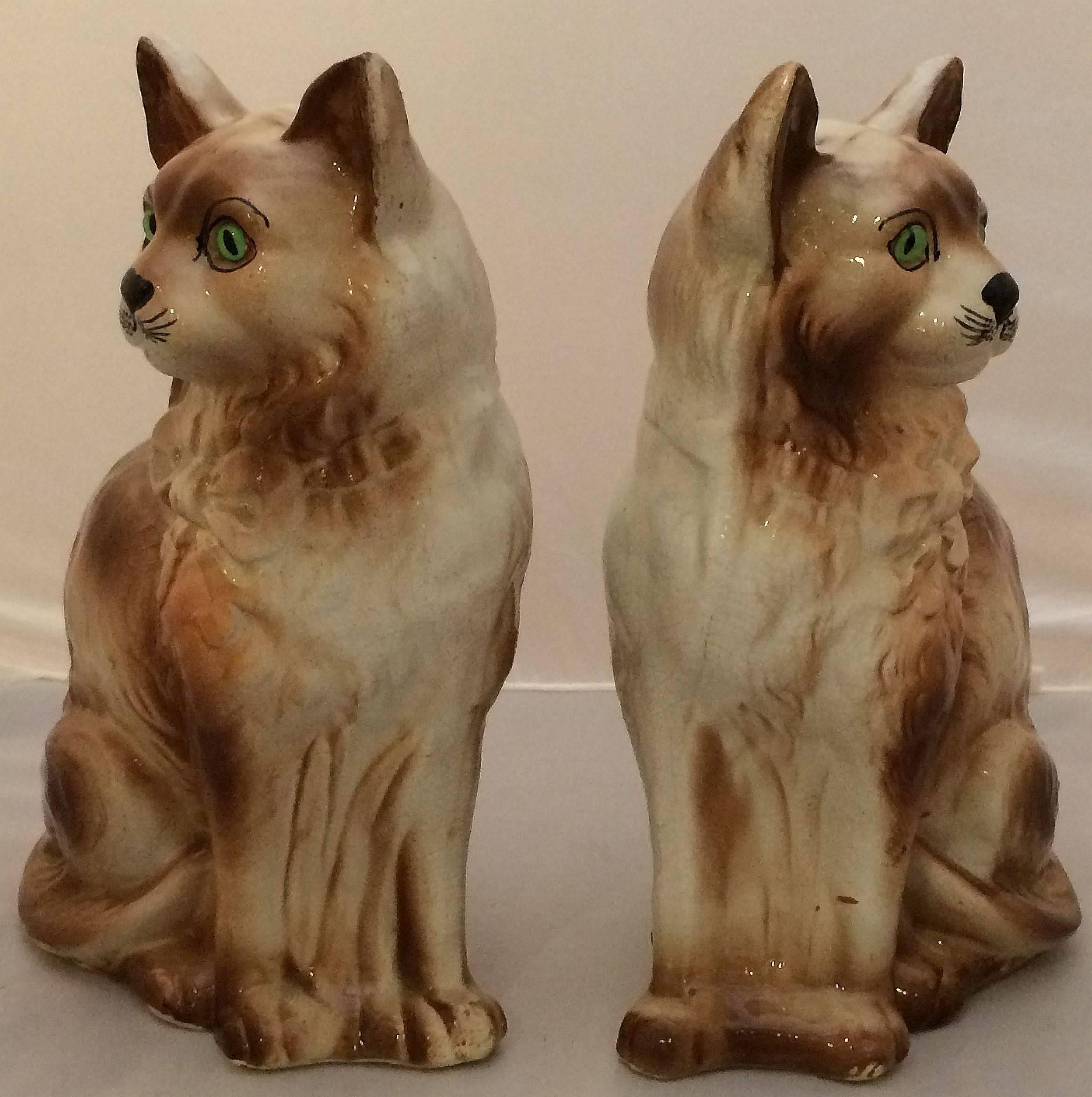 Une belle paire de chats en céramique écossaise provenant de la poterie Bridgeness près de Bo'ness. Chaque chat a des yeux en verre et est finement modelé en rond.

 Rd. N° 523391 - Enregistré en 1908

 La ville et ancien port de Bo'ness