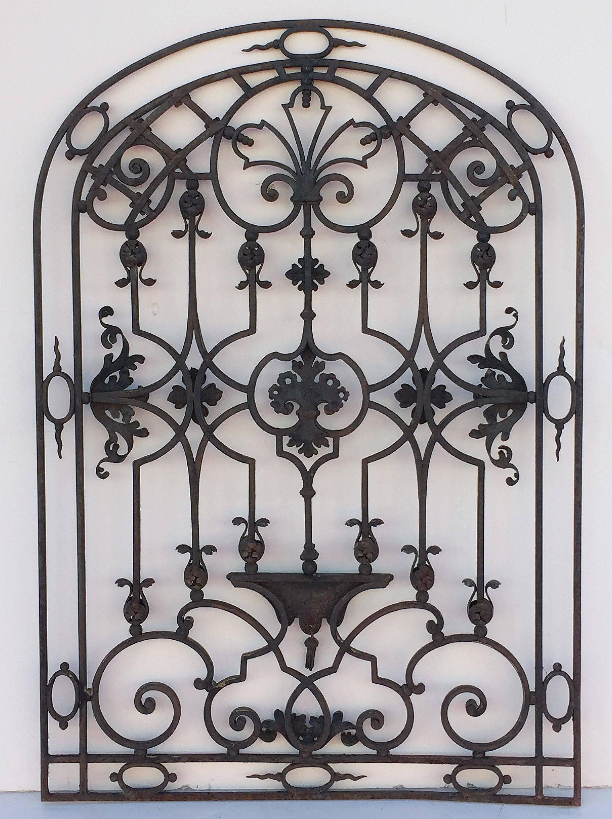 Large French Arched Gate of Wrought Iron from the 19th Century In Excellent Condition In Austin, TX