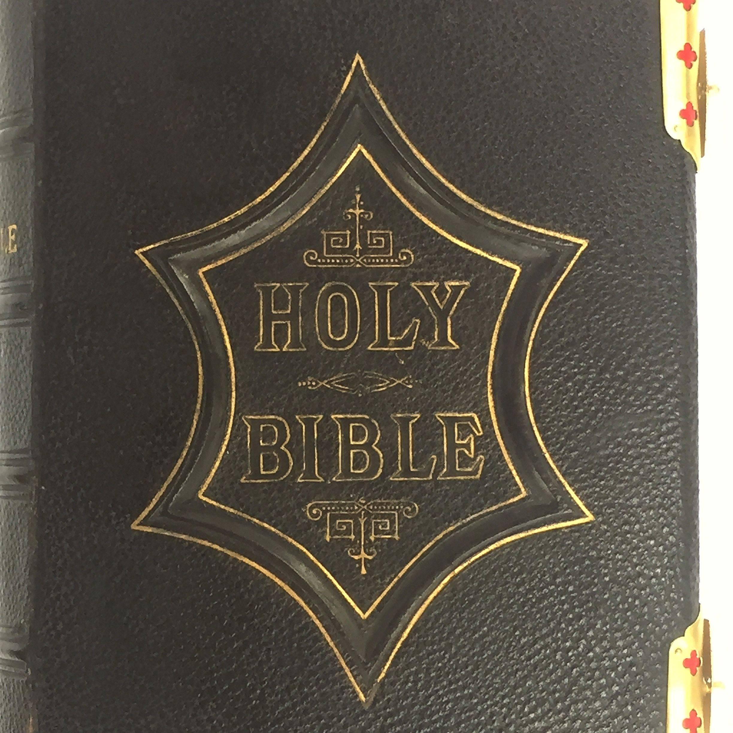 Large English Holy Bible with Clasps from the 19th Century In Excellent Condition In Austin, TX