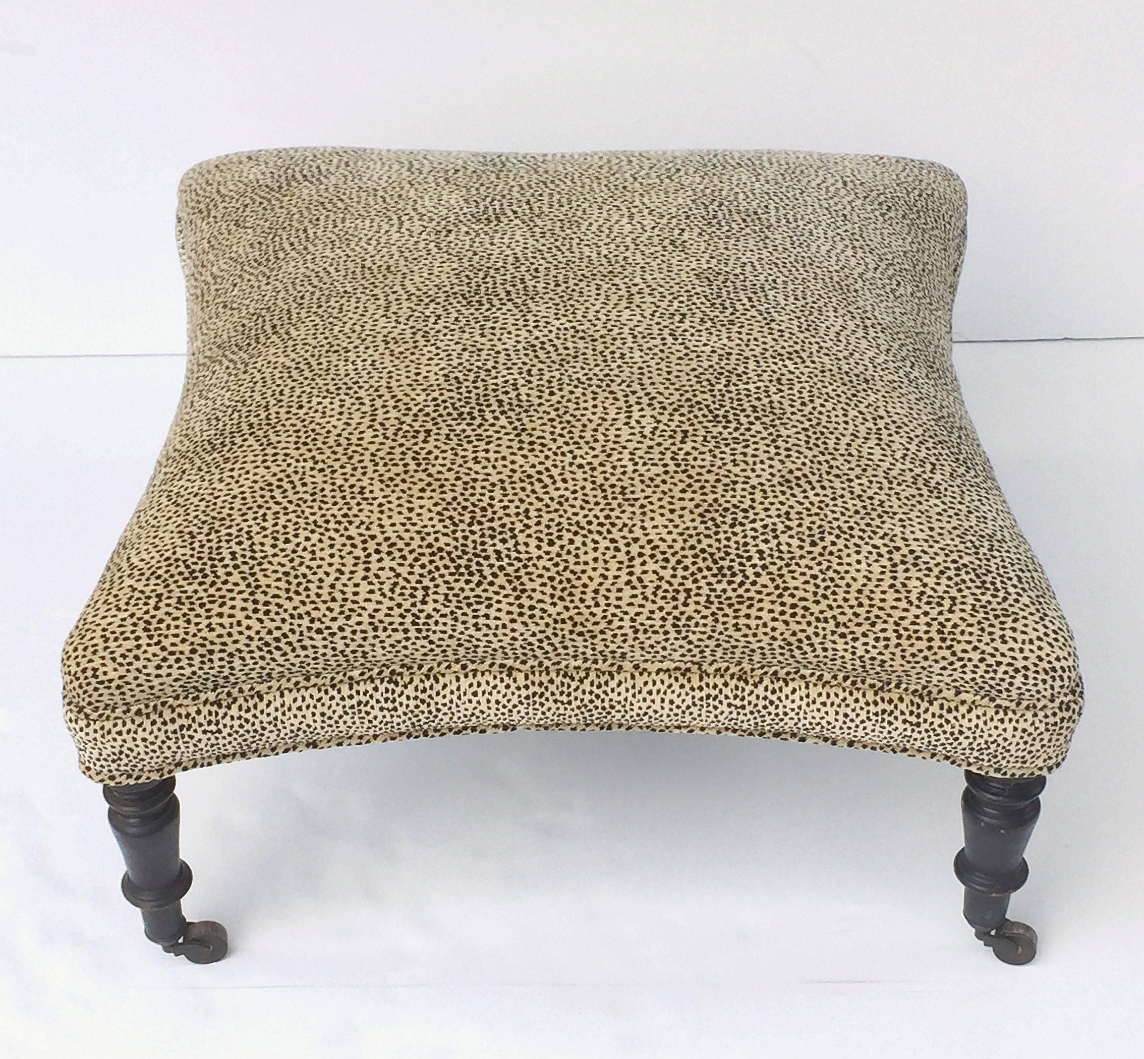 English Upholstered Ottoman on Turned Legs In Excellent Condition In Austin, TX