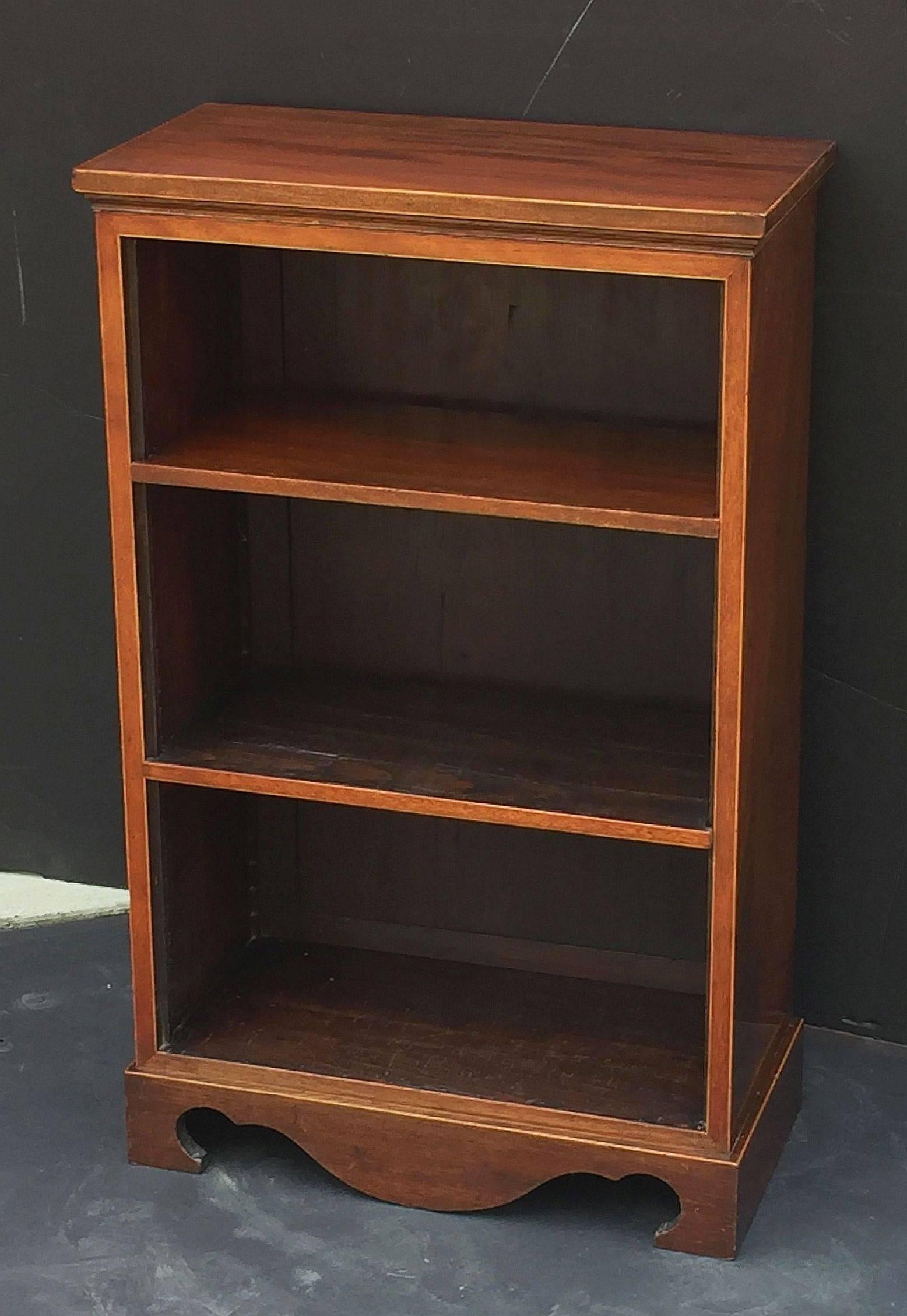 Pair of Scottish Open Bookcases of Mahogany In Excellent Condition In Austin, TX