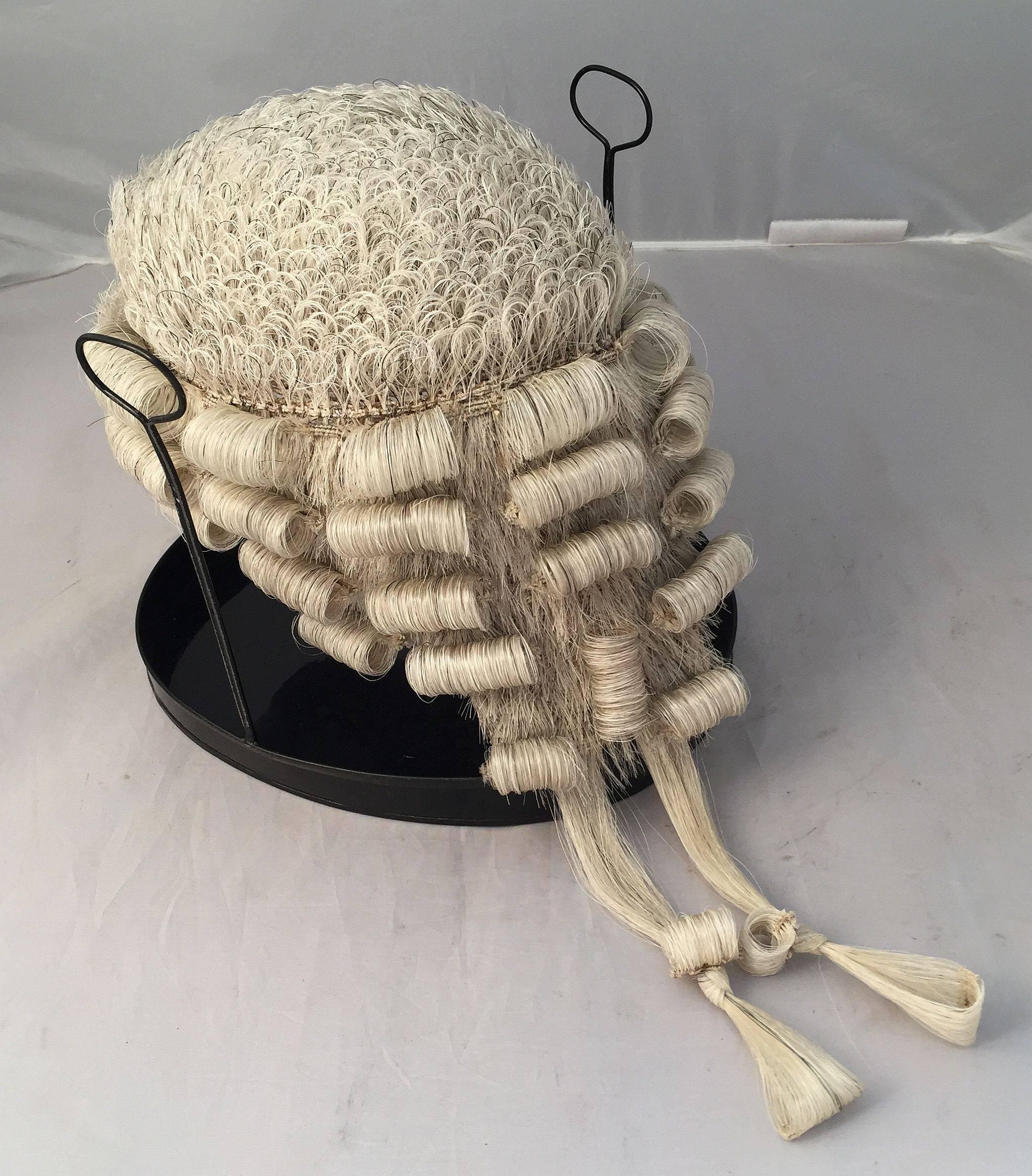 English Barrister's Wig in Tole Box with Riser by Ravenscroft Law In Good Condition In Austin, TX