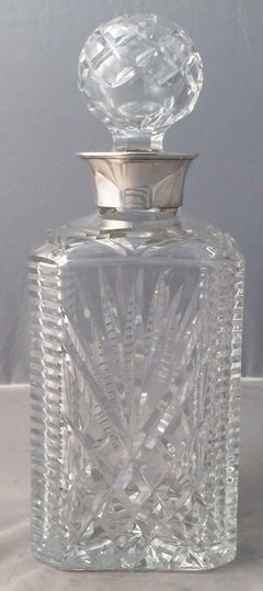 Englischer Kristalldekanter für Spirituosen oder Whiskey mit Sterlingsilberkragen