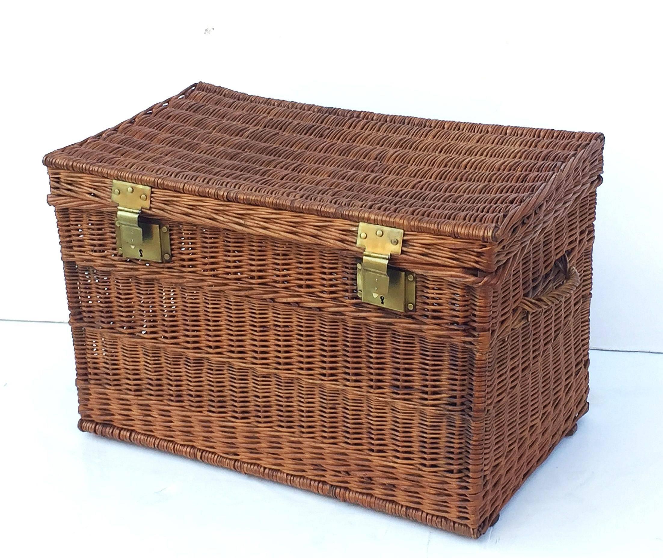 Large French Willow Basket Hamper In Excellent Condition In Austin, TX