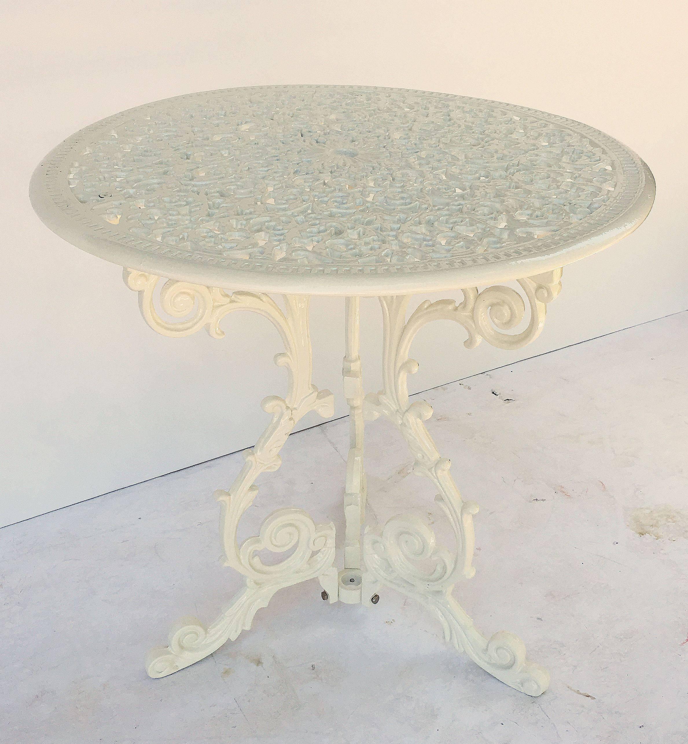 A fine English white-painted cafe´ or bistro table featuring a pierced decorative round or circular iron top, attached to a tripod base with serpentine legs.

Great for an outdoor patio or garden.

Measures: Height 27 1/2 inches x diameter 28