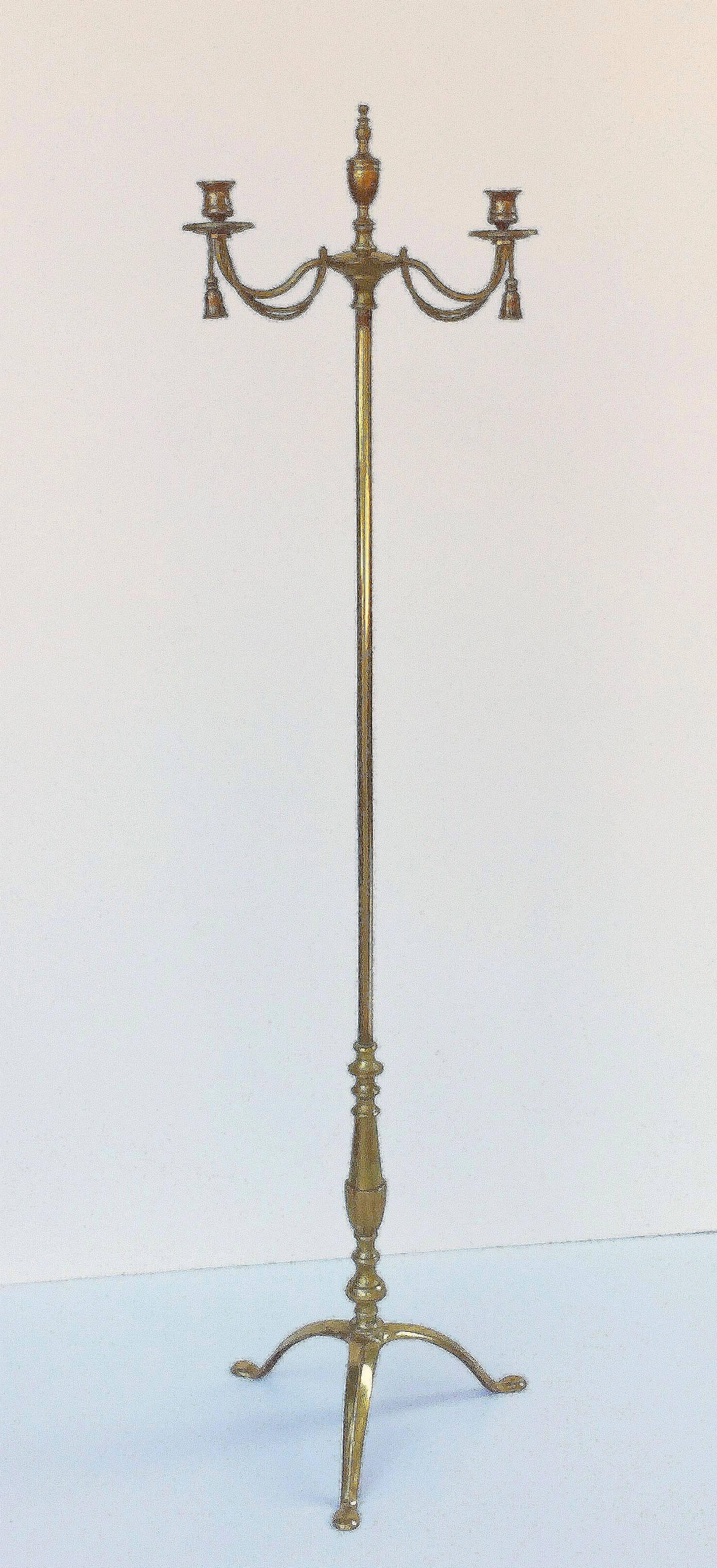 Chandelier ou candélabre anglais en laiton de l'époque Regency, composé d'une partie supérieure avec deux chandeliers rotatifs en forme de serpentin avec un motif de pompons, chacun inséré dans la colonne. La partie supérieure est ornée d'une urne