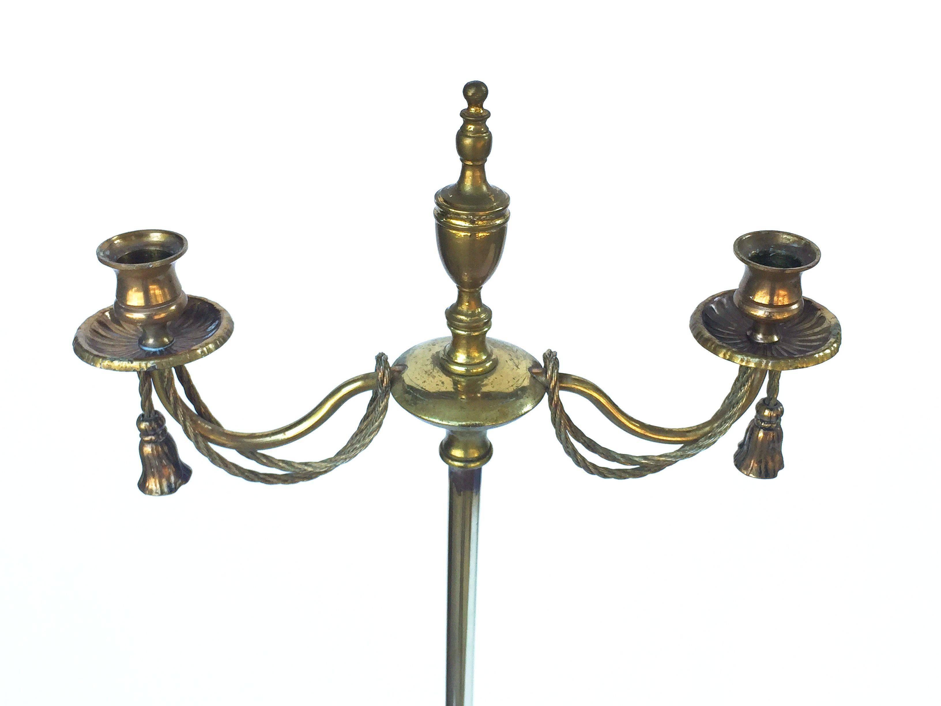 Regency-Kerzenhalter oder Kandelaber mit Bodenständer aus Messing aus England (19. Jahrhundert) im Angebot