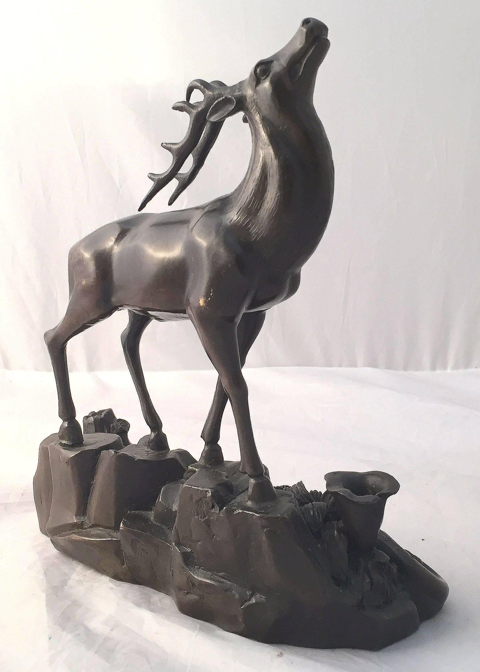 20ième siècle Statue de cerf en bronze français en vente