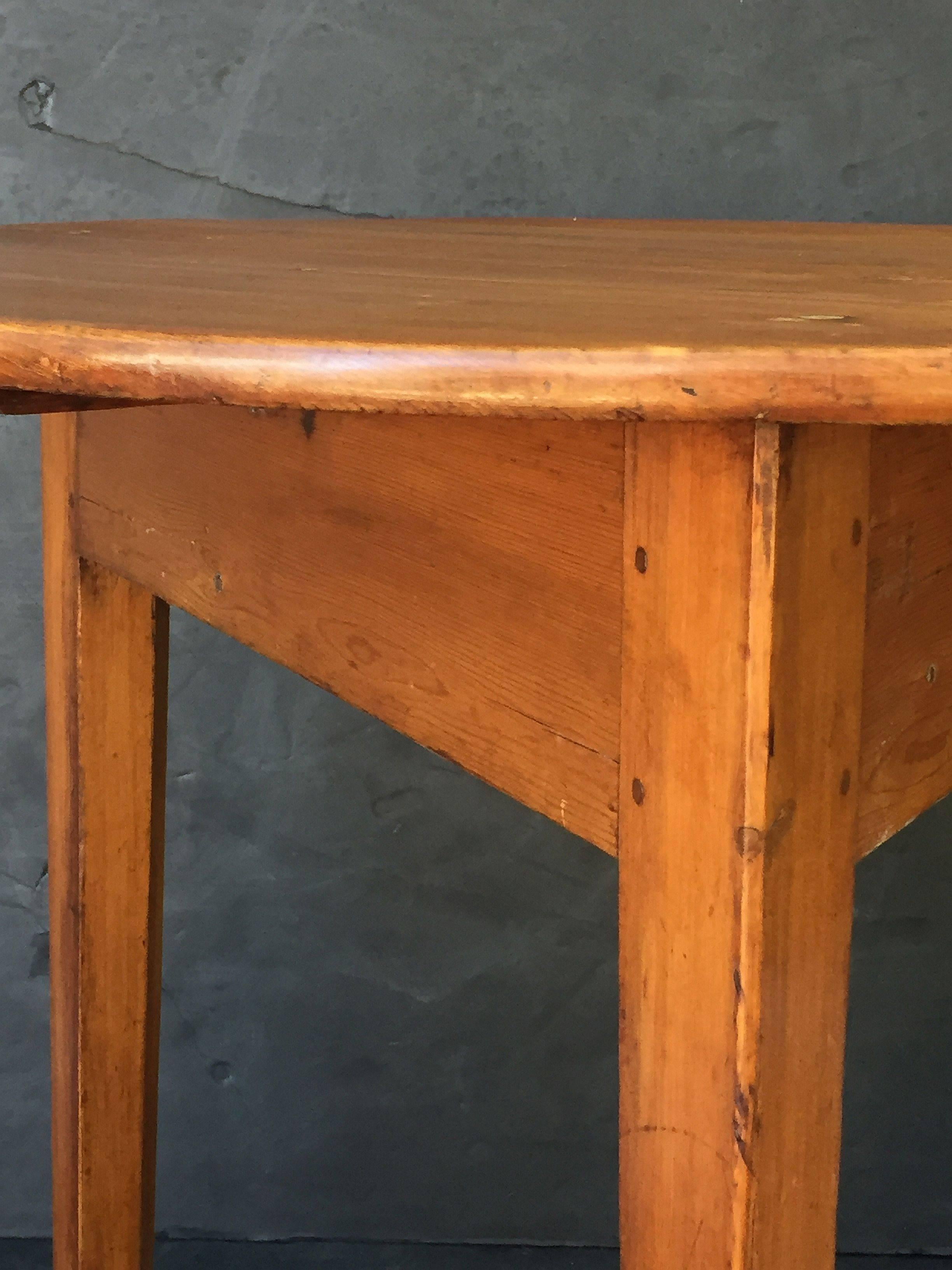 English Cricket Table of Pine from the 19th Century For Sale 3
