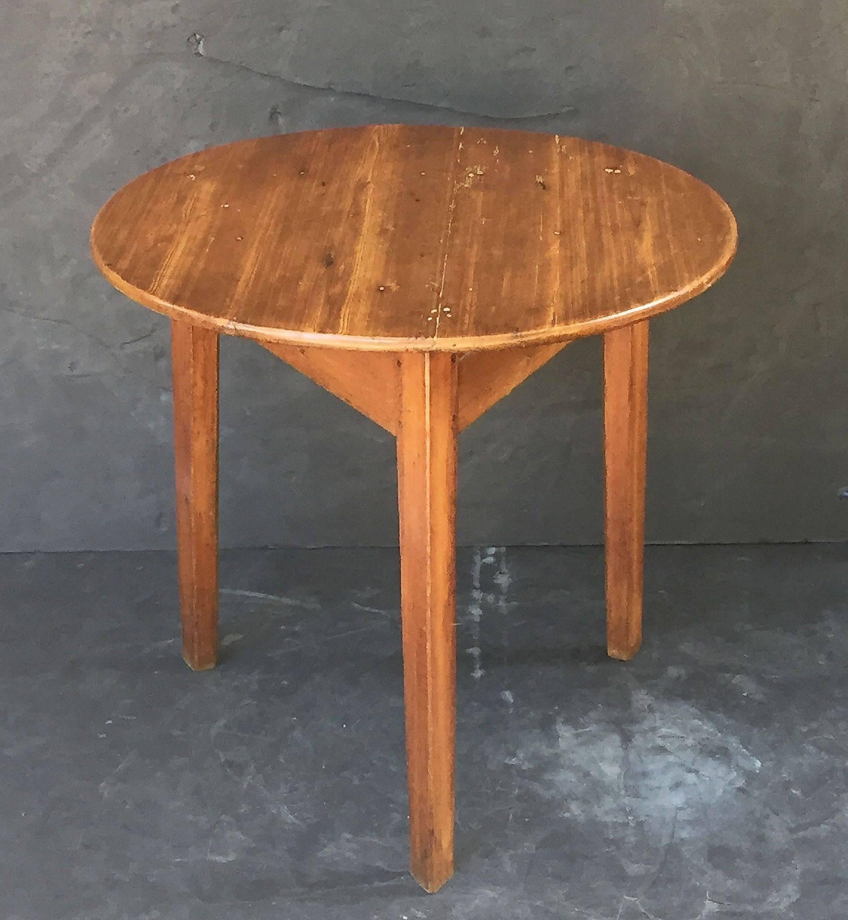 English Cricket Table of Pine from the 19th Century In Good Condition For Sale In Austin, TX