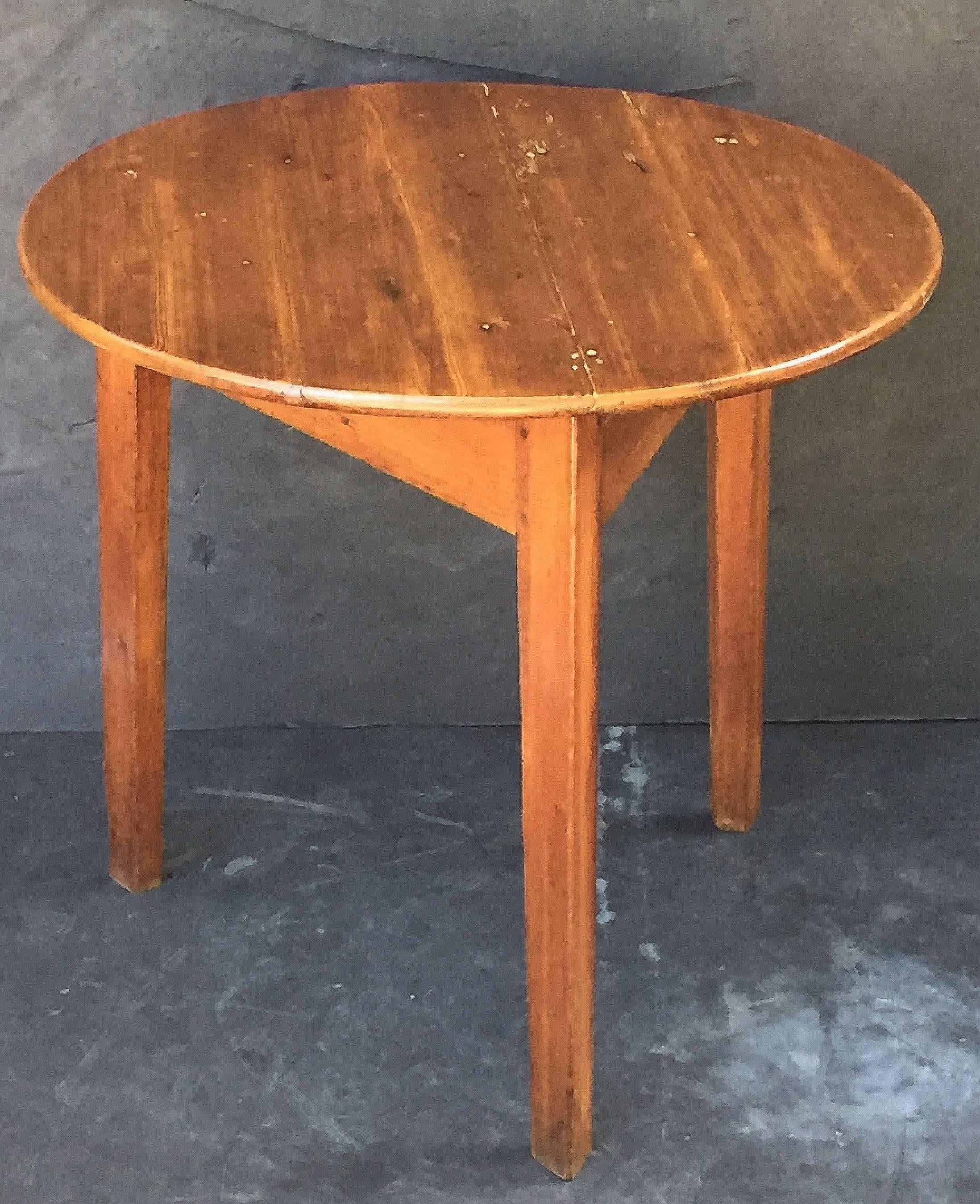 A fine English cricket table or occasional table of pine from the 19th century, featuring the traditional round or circular top over a tripod leg base.

Makes a nice occasional table or side table.