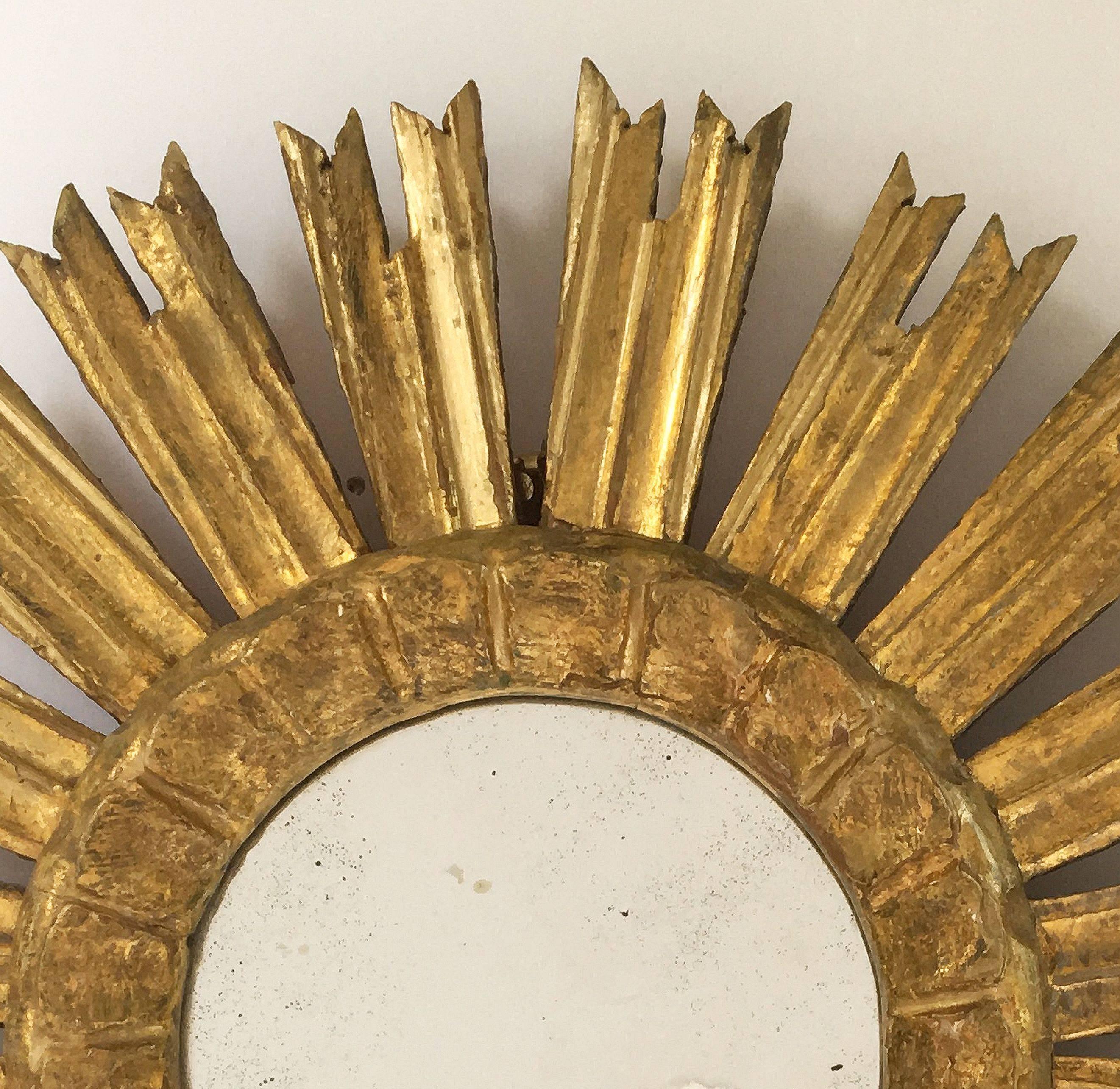 French Gilt Sunburst or Starburst Mirror (Diameter 16 1/2) In Excellent Condition In Austin, TX