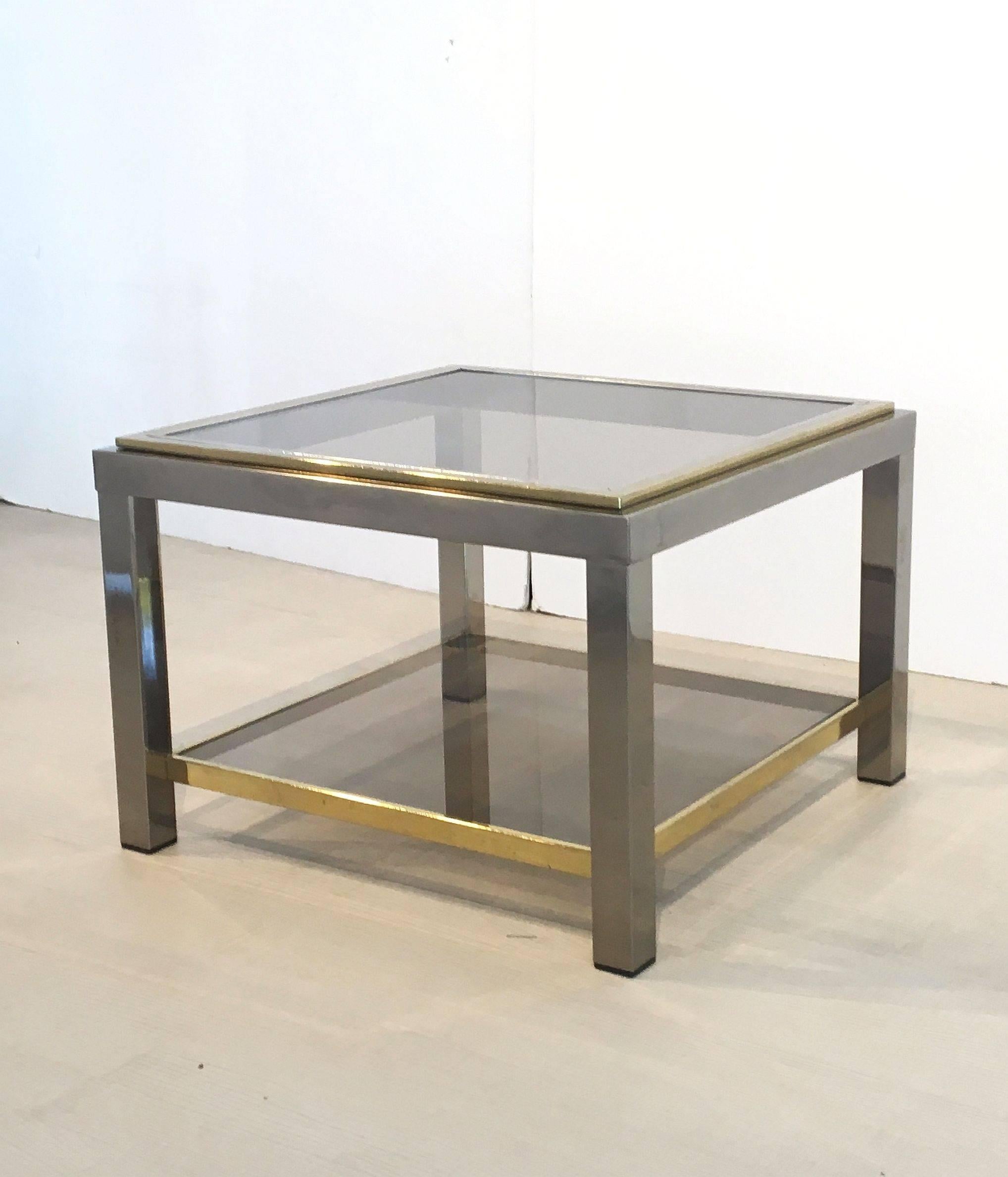 20ième siècle Table basse carrée italienne en laiton, chrome et verre fumé de Zevi en vente