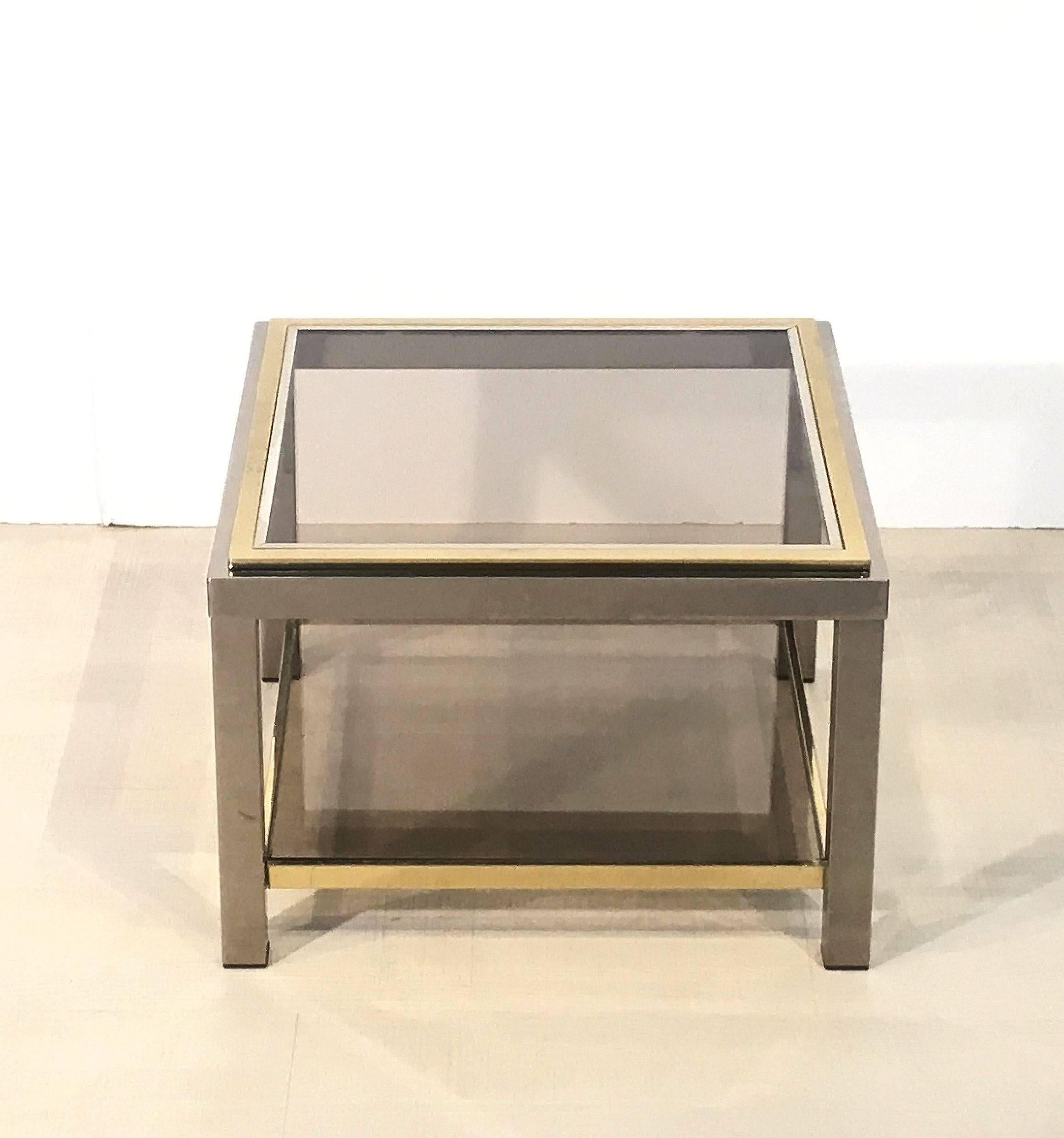 Mid-Century Modern Table basse carrée italienne en laiton, chrome et verre fumé de Zevi en vente