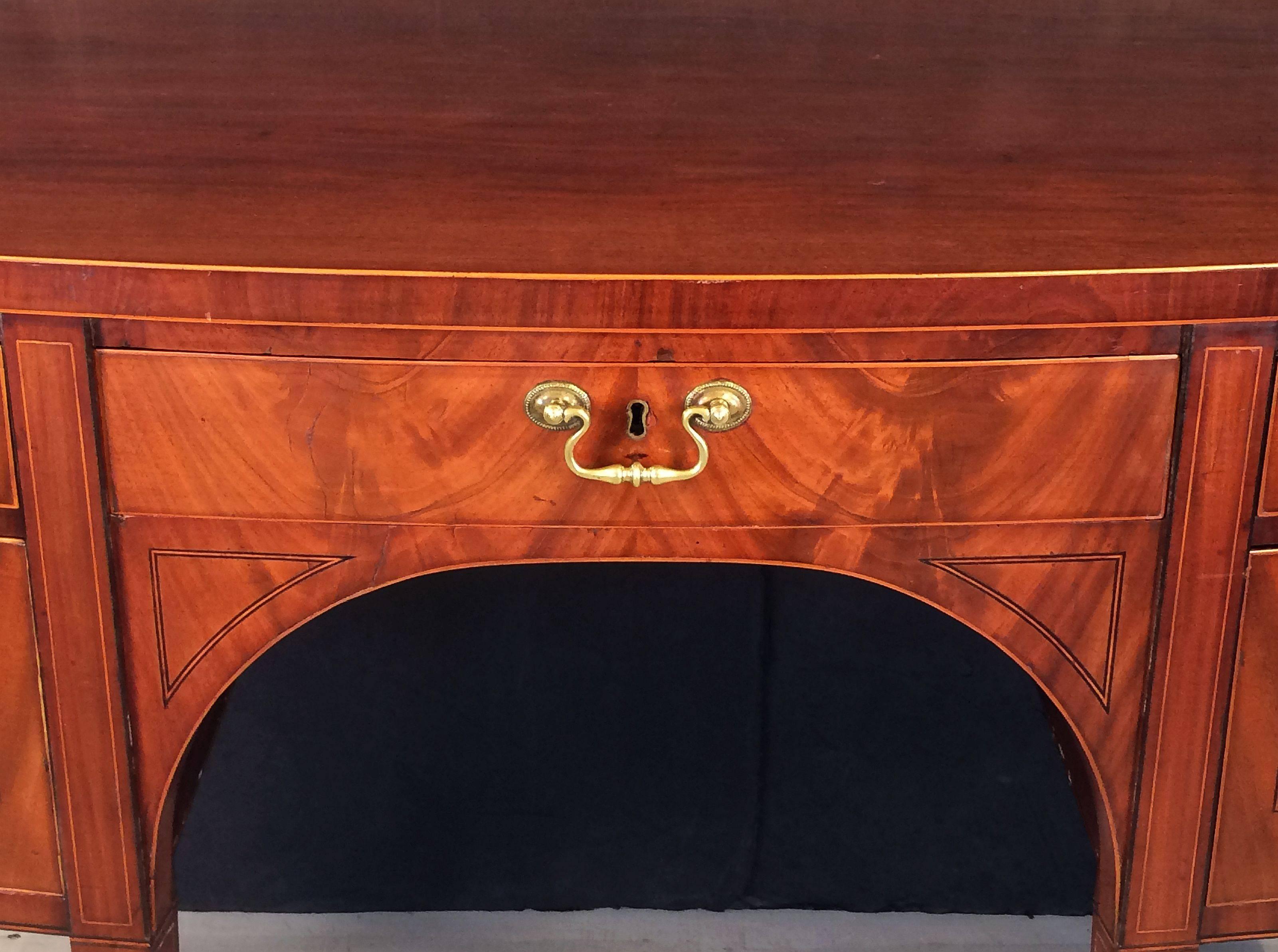 English Sideboard Console of Inlaid Flame Mahogany from the Regency Period For Sale 1