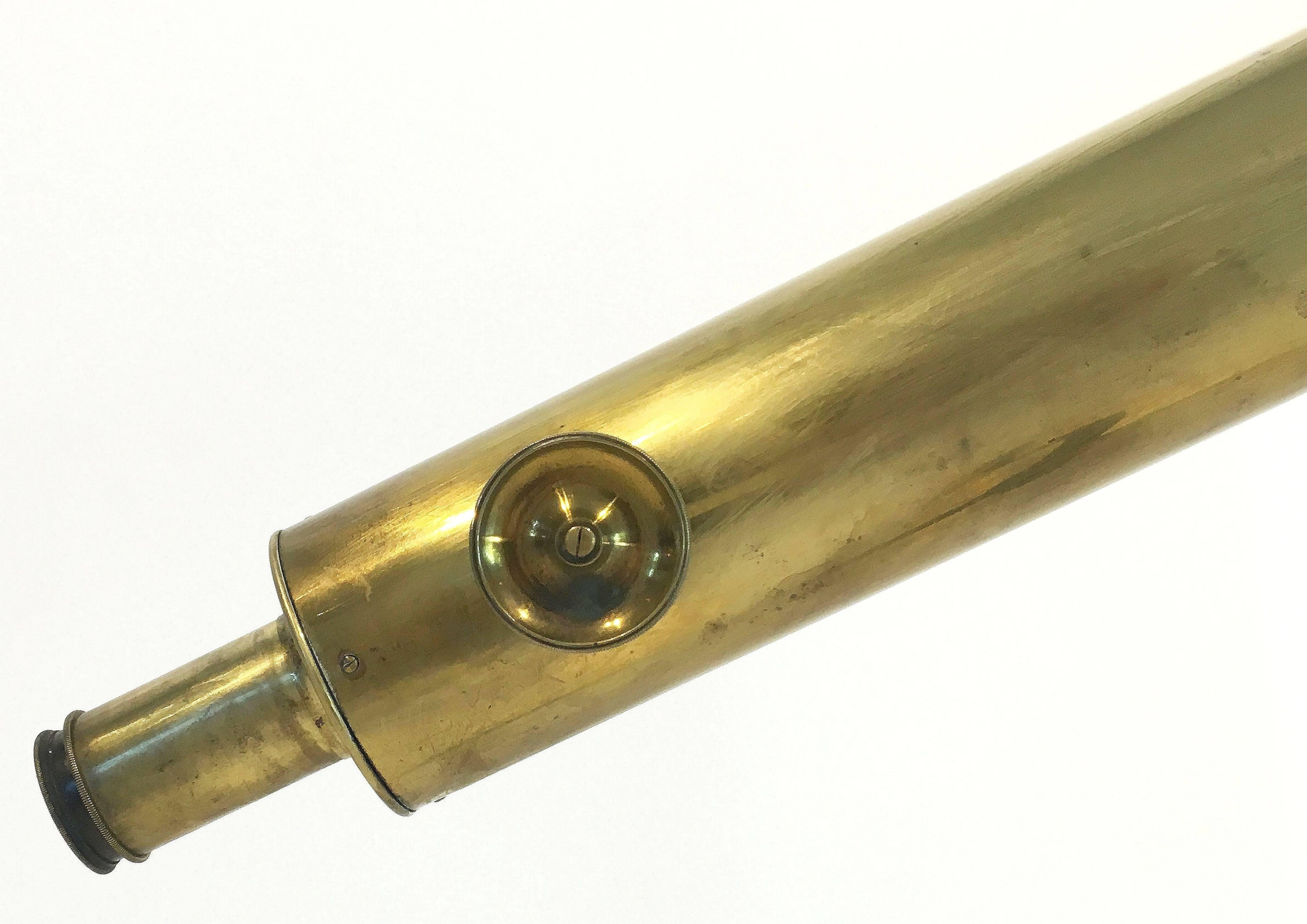 A fine large Scottish working library telescope of brass, from the 19th century, for terrestrial or astronomical use. Featuring a primary barrel with a fine focusing wheel and eye tubes for different magnifications, with a single red-tinted filter