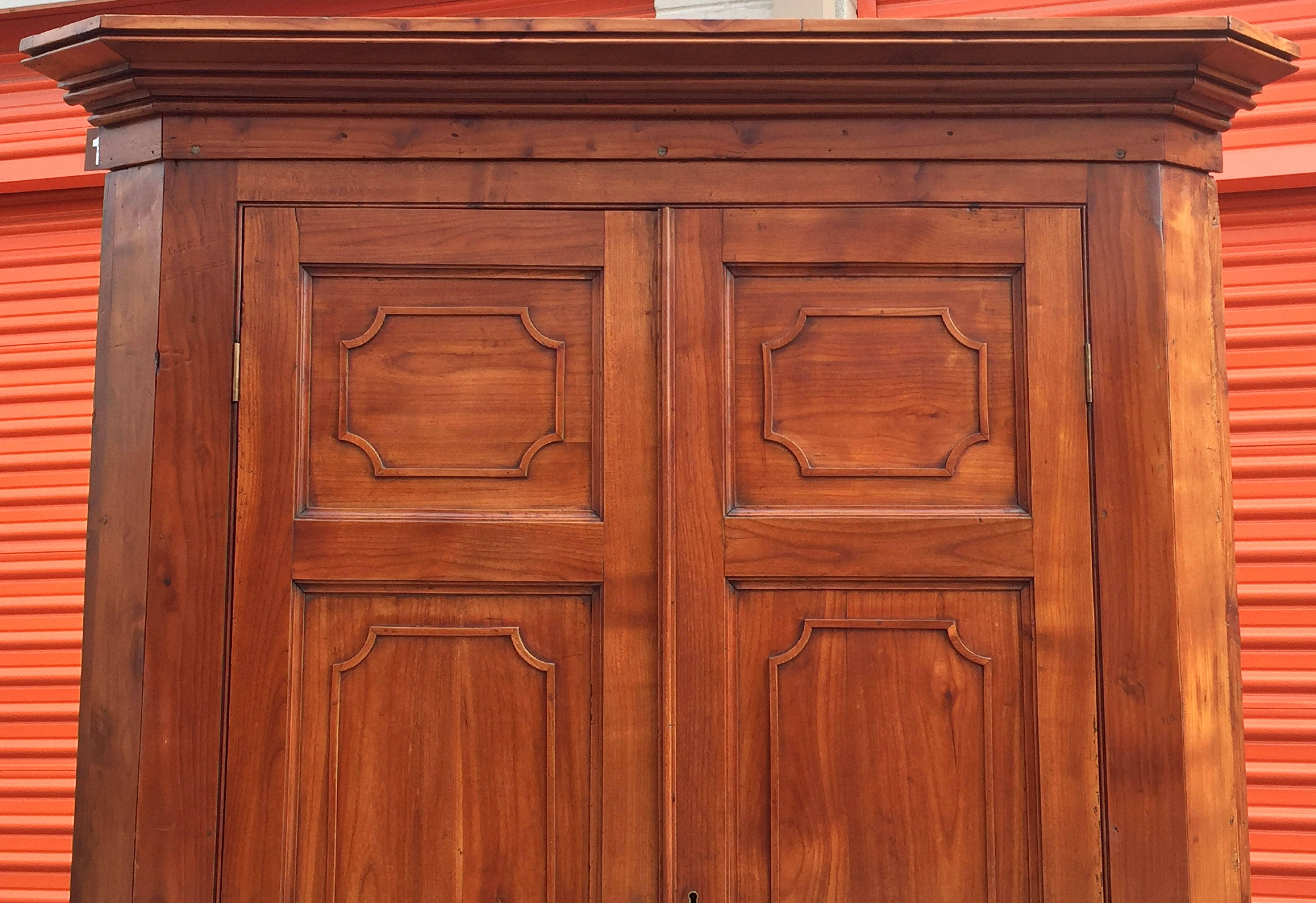 Großer zweistöckiger Eckschrank oder Schrank aus Kirschbaumholz mit getäfelten Türen im Zustand „Gut“ im Angebot in Austin, TX