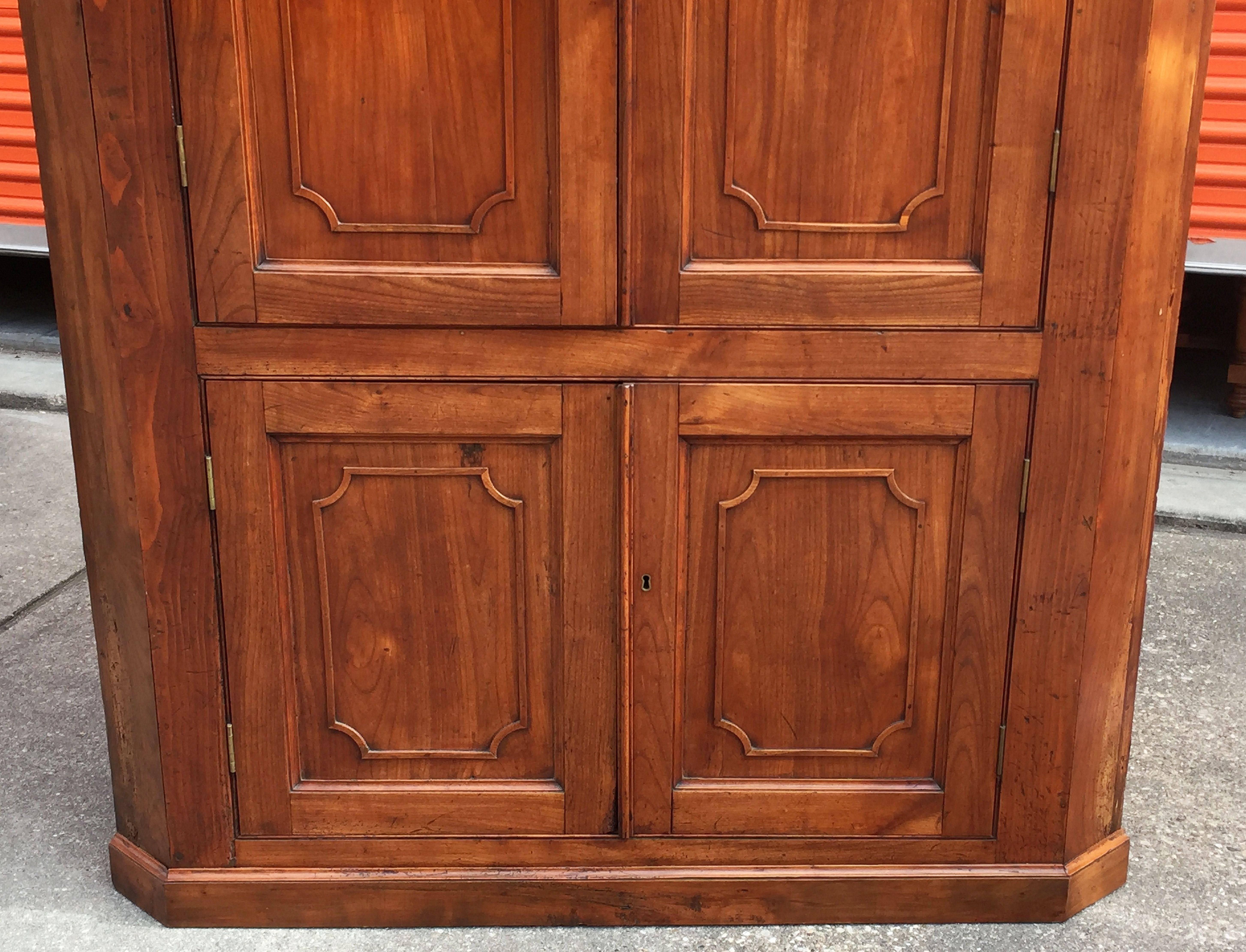 Großer zweistöckiger Eckschrank oder Schrank aus Kirschbaumholz mit getäfelten Türen (19. Jahrhundert) im Angebot