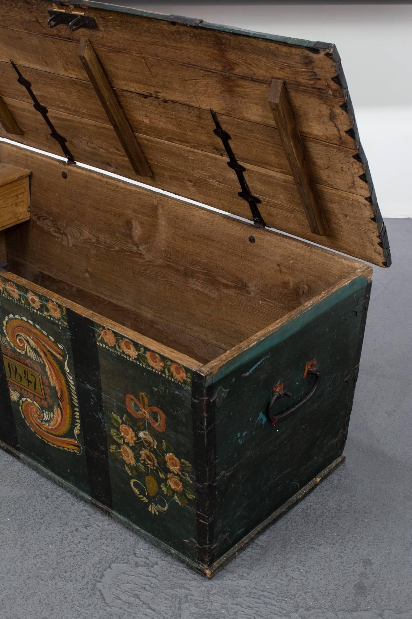 Blanket Chest Allmoge Original Paint, 19th Century, Sweden In Good Condition In New York, NY