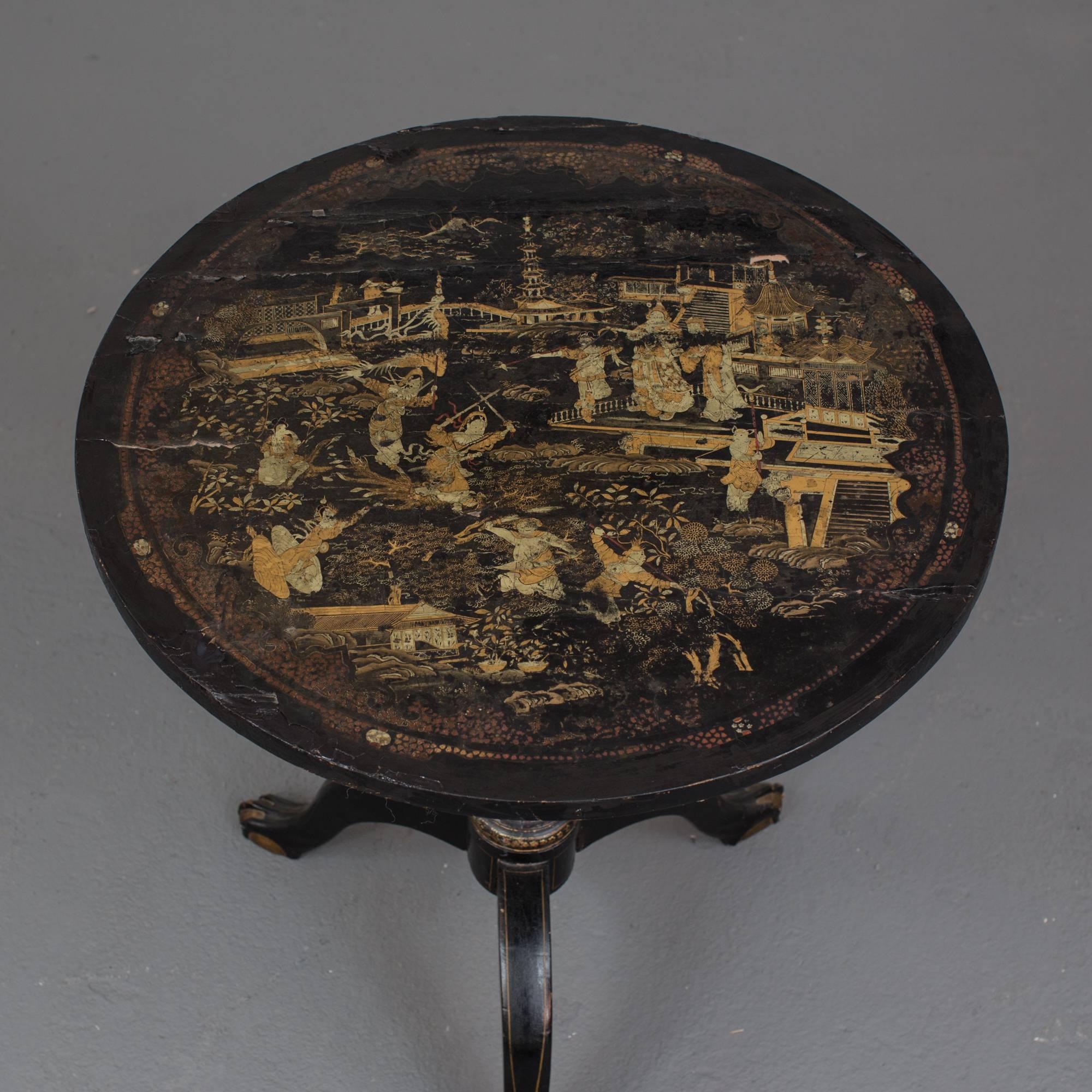 A pedestal table made during the 19th century a La chinoiserie. Black lacquered finish with gilded details. Round top on a centre pedestal standing on a tripod base. 

   