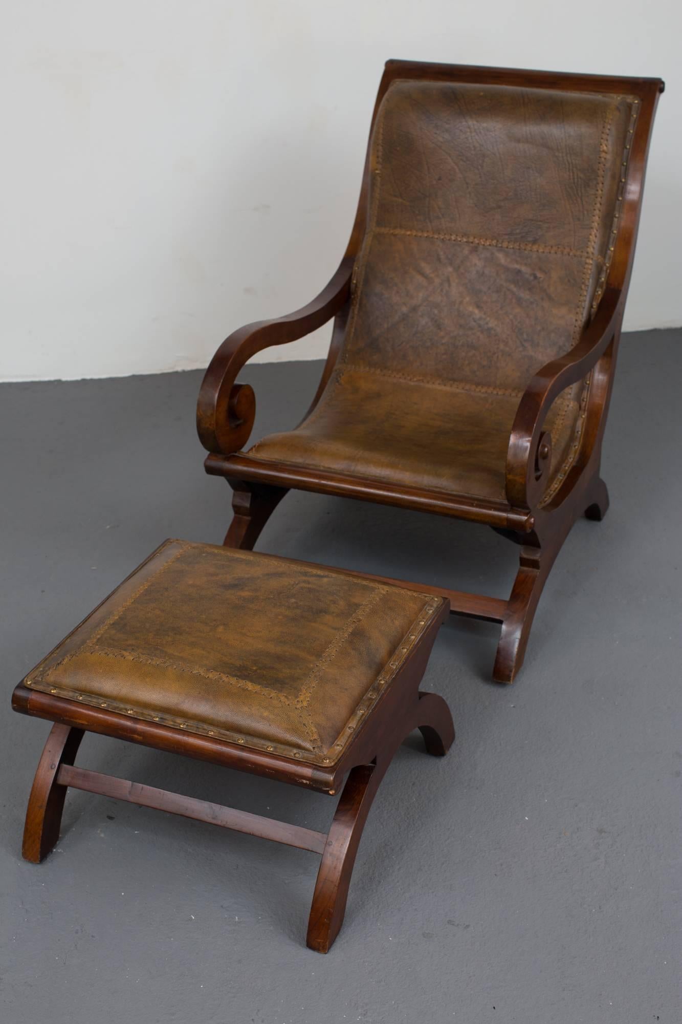 Chaise et tabouret suédois 20e siècle Suède. Chaise avec tabouret fabriquée au cours de la première partie du 20e siècle en Suède. Rembourré dans son cuir d'origine avec une belle patine. 


  