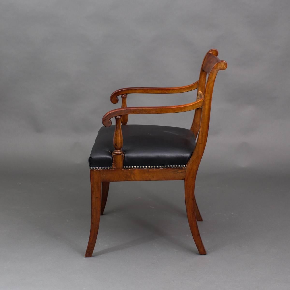 Fauteuils anglais Set of Four 19ème siècle Angleterre. Un ensemble de 4 fauteuils fabriqués en Angleterre pendant la période Regency 19ème siècle. Cadre en acajou avec des détails dorés. Tapissé d'un cuir noir. Restauré. Disponible à l'achat