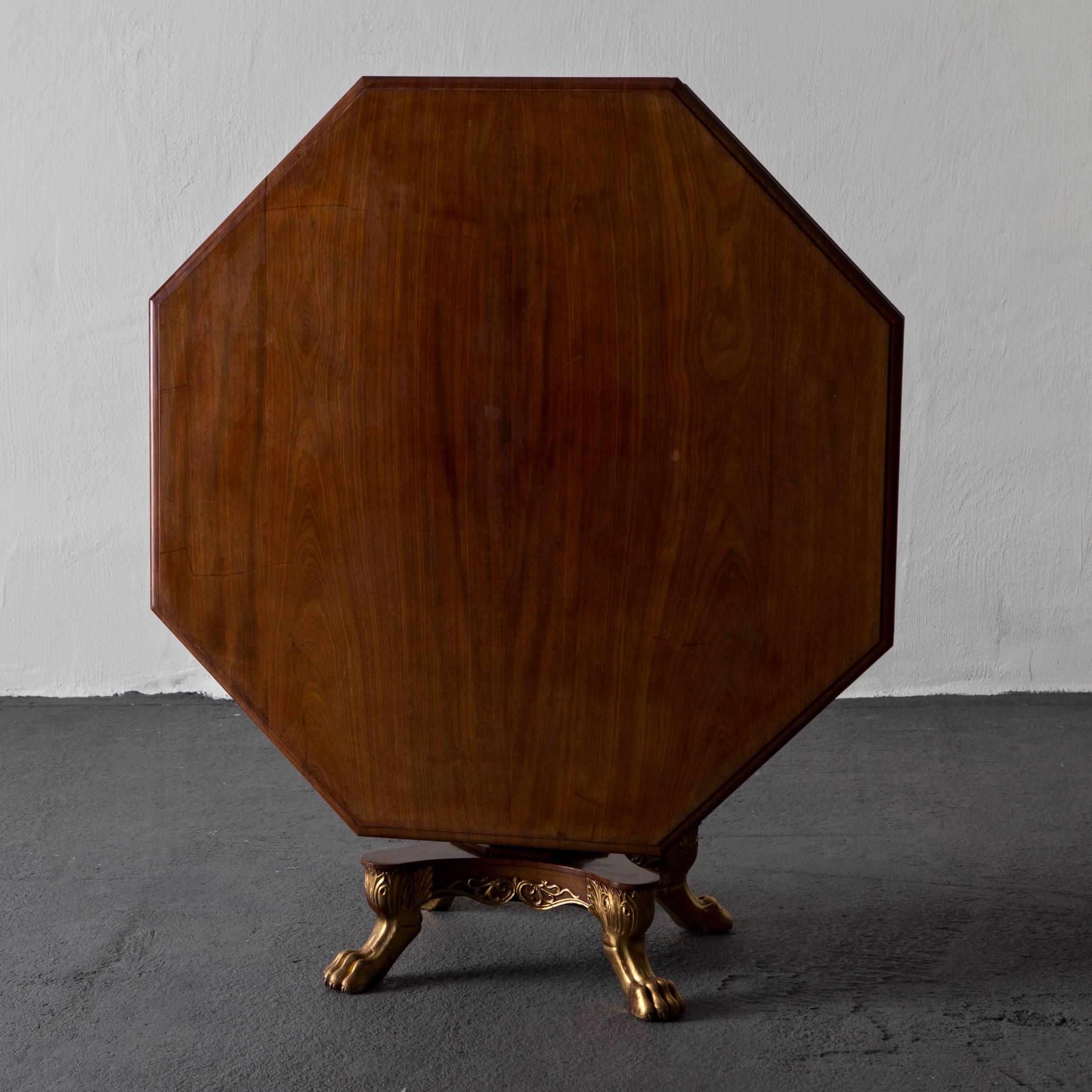 Veneer Centre Table Walnut Gilded Details English 19th century Regency England