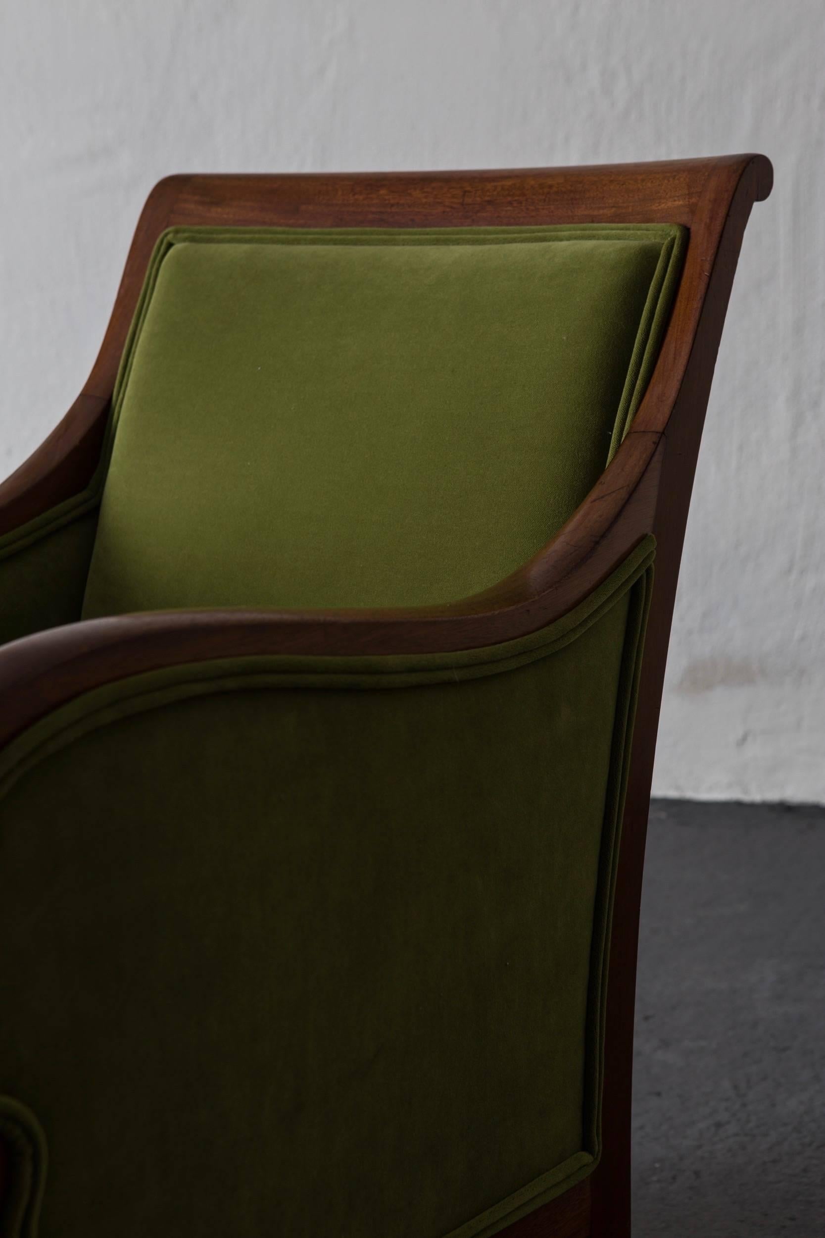 Chairs Pair Swedish 20th Lounge Chairs Century Mahogany Green Velvet Sweden In Good Condition In New York, NY