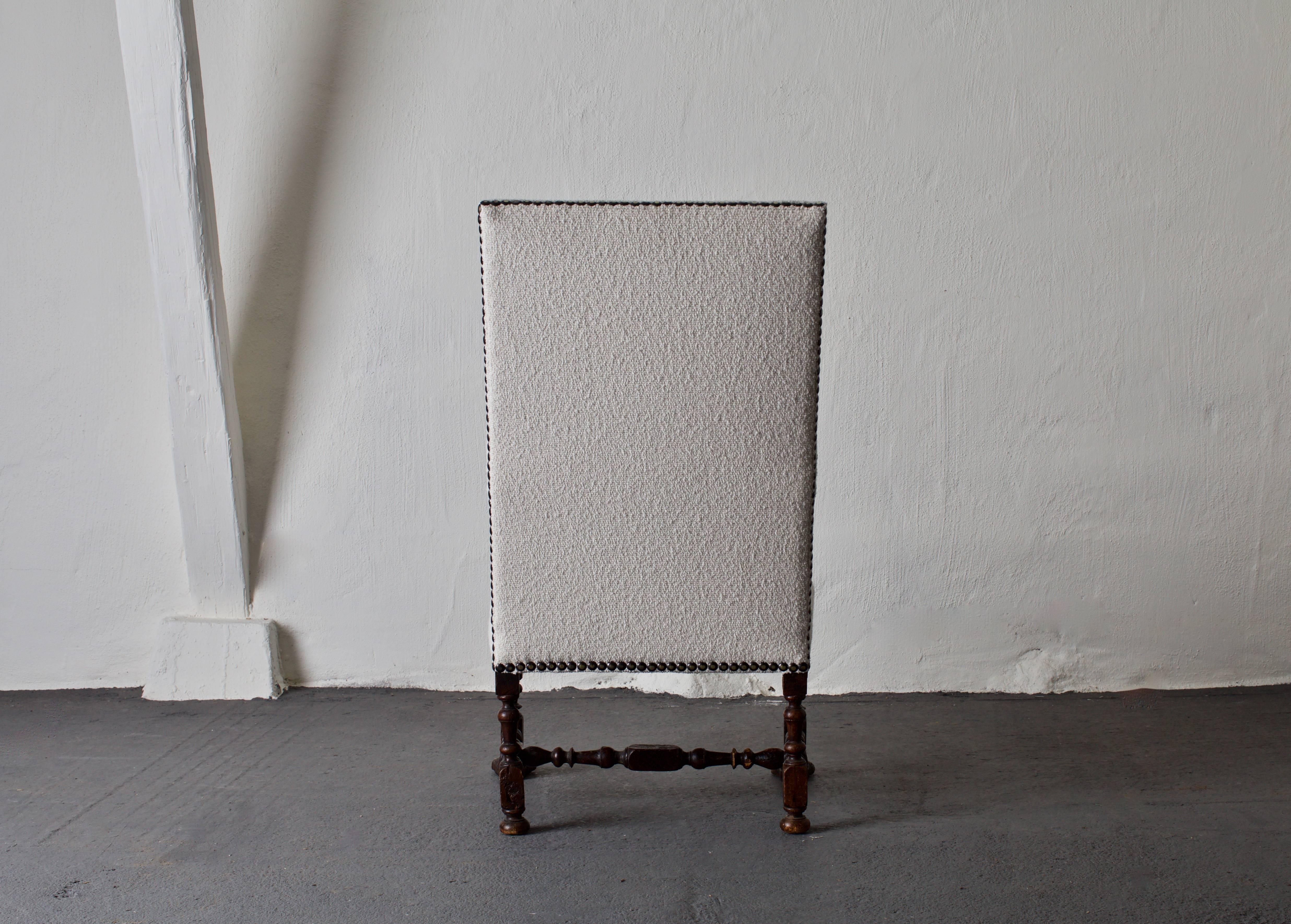 Armchair Swedish Baroque Period White Wool Fabric Oak Sweden im Zustand „Gut“ in New York, NY