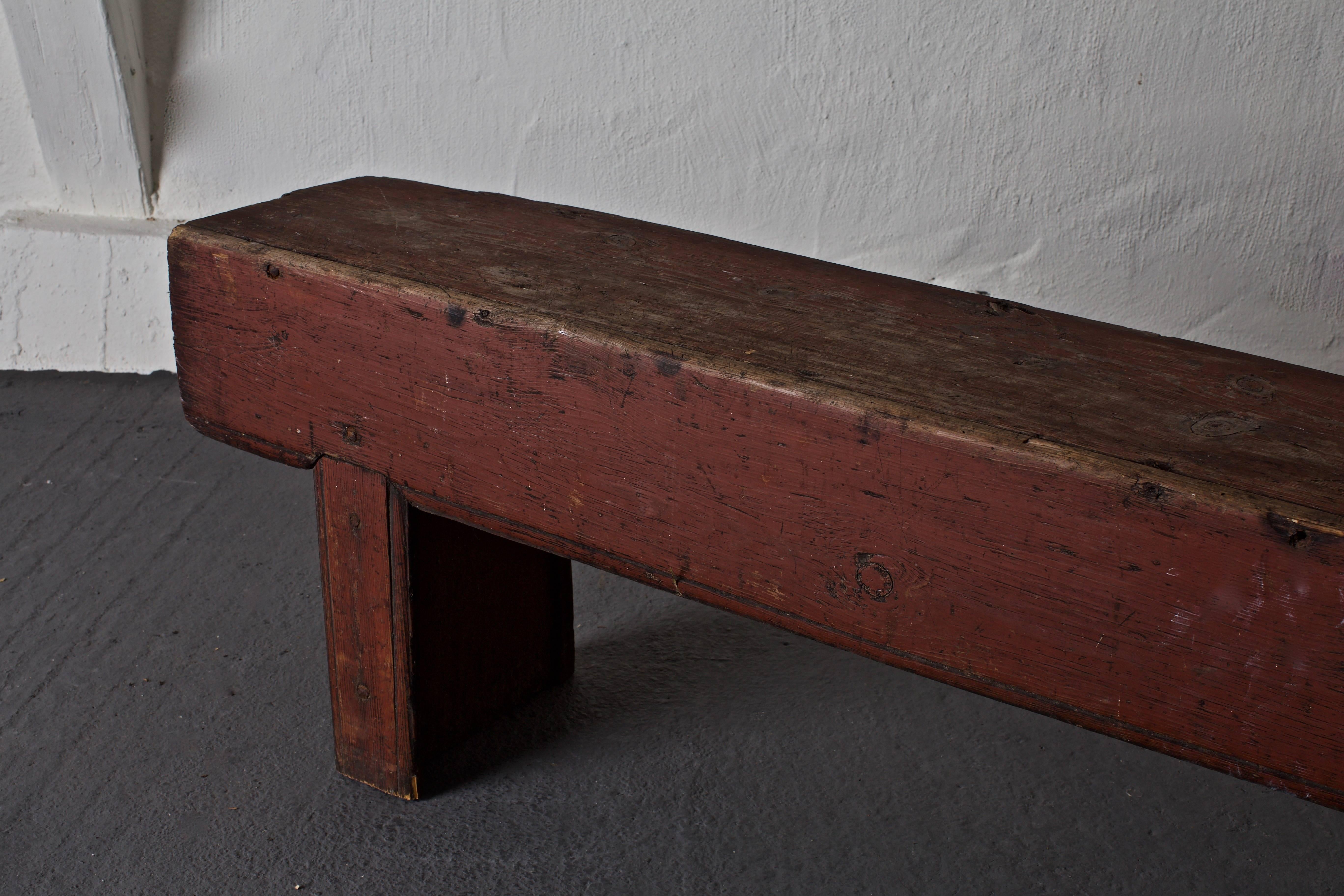Banc Suède 18ème siècle rustique peinture originale, Suède. Un banc fabriqué au cours du 18e siècle en Suède. Peinture rouge foncé d'origine.