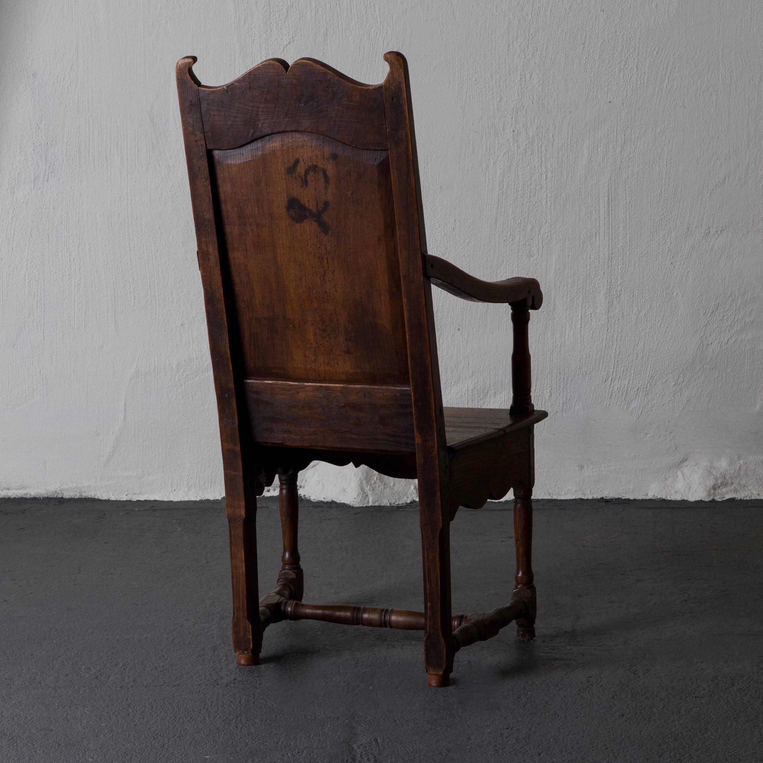 Ein Sessel aus dem späten Barock im 18. Jahrhundert in Südeuropa, wahrscheinlich in Spanien. Rahmen aus Eichenholz in Originalausführung.

