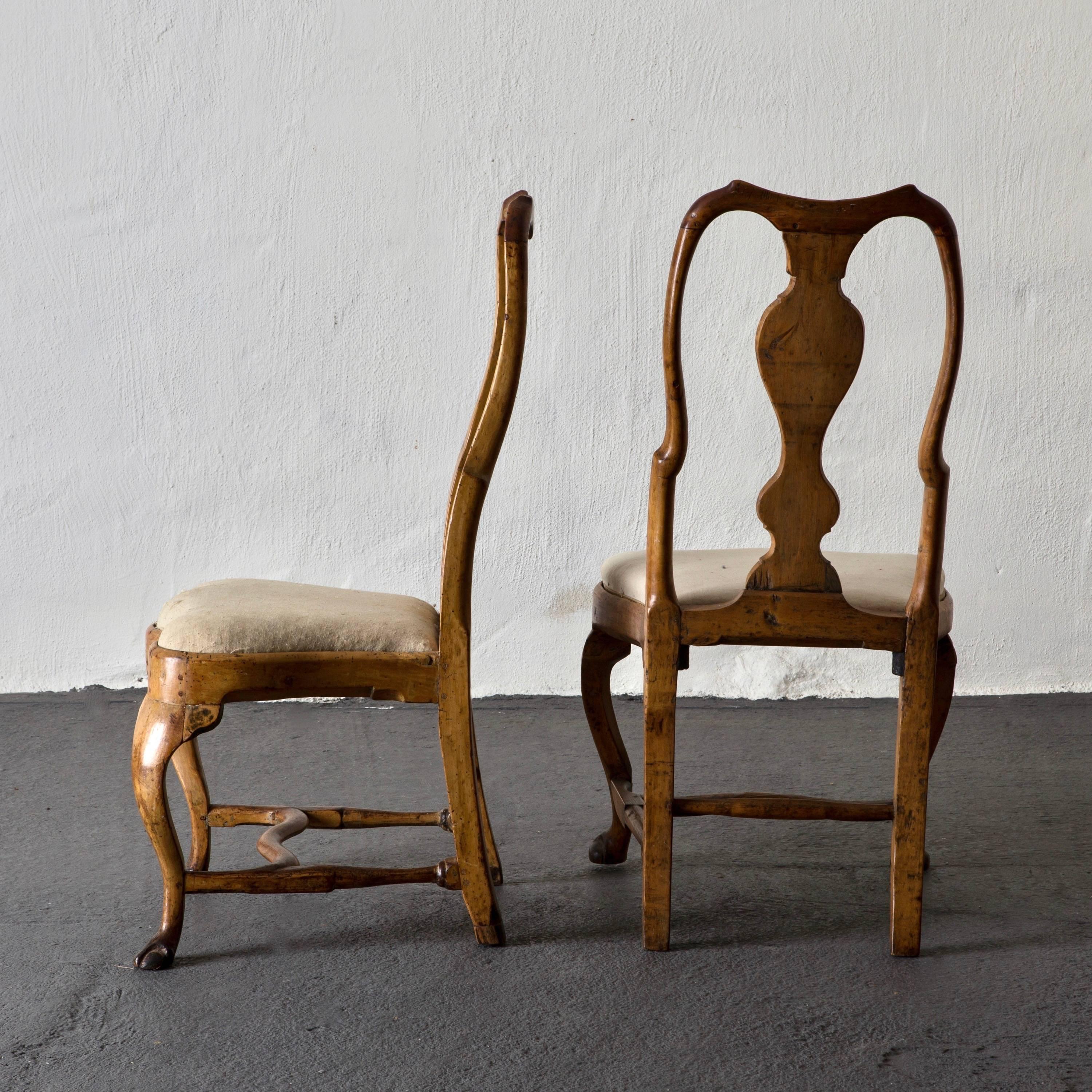 Chairs pair of Swedish Rococo period 18th century, Sweden. A pair of side chairs made during the Rococo period 1750-1775 in Sweden. Frame made from. Seat upholstered in a light muslin. Carved frieze and curved legs.