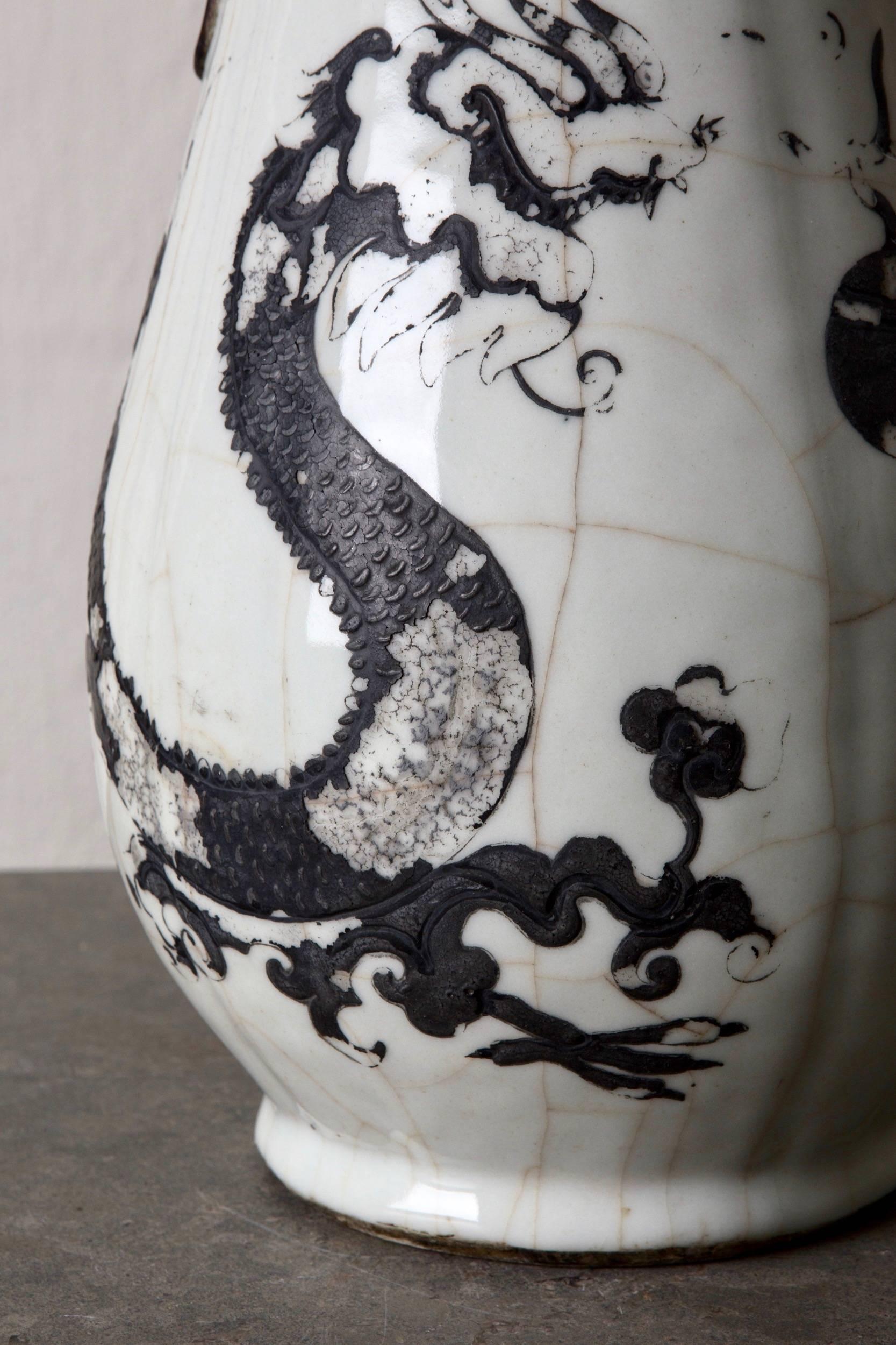 Großes Paar japanische Vasen, 19. Jahrhundert, Schwarz-Weiß-Japan im Zustand „Gut“ im Angebot in New York, NY
