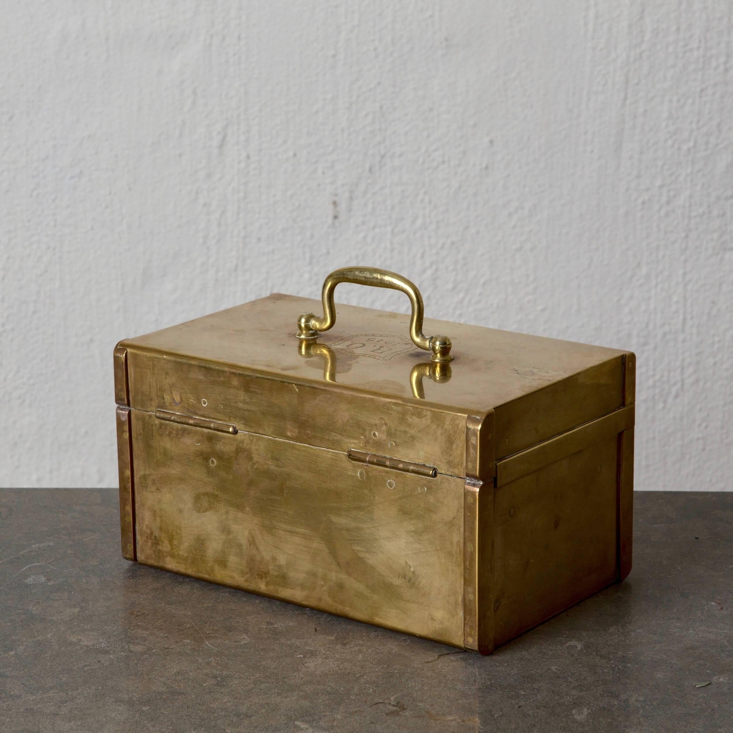 Box dekorative Messing Schwedisch, 20. Jahrhundert, Schweden. Eine Schachtel, die im 20. Jahrhundert in Schweden hergestellt wurde. Innenausstattung mit Holz. Kein Schlüssel.