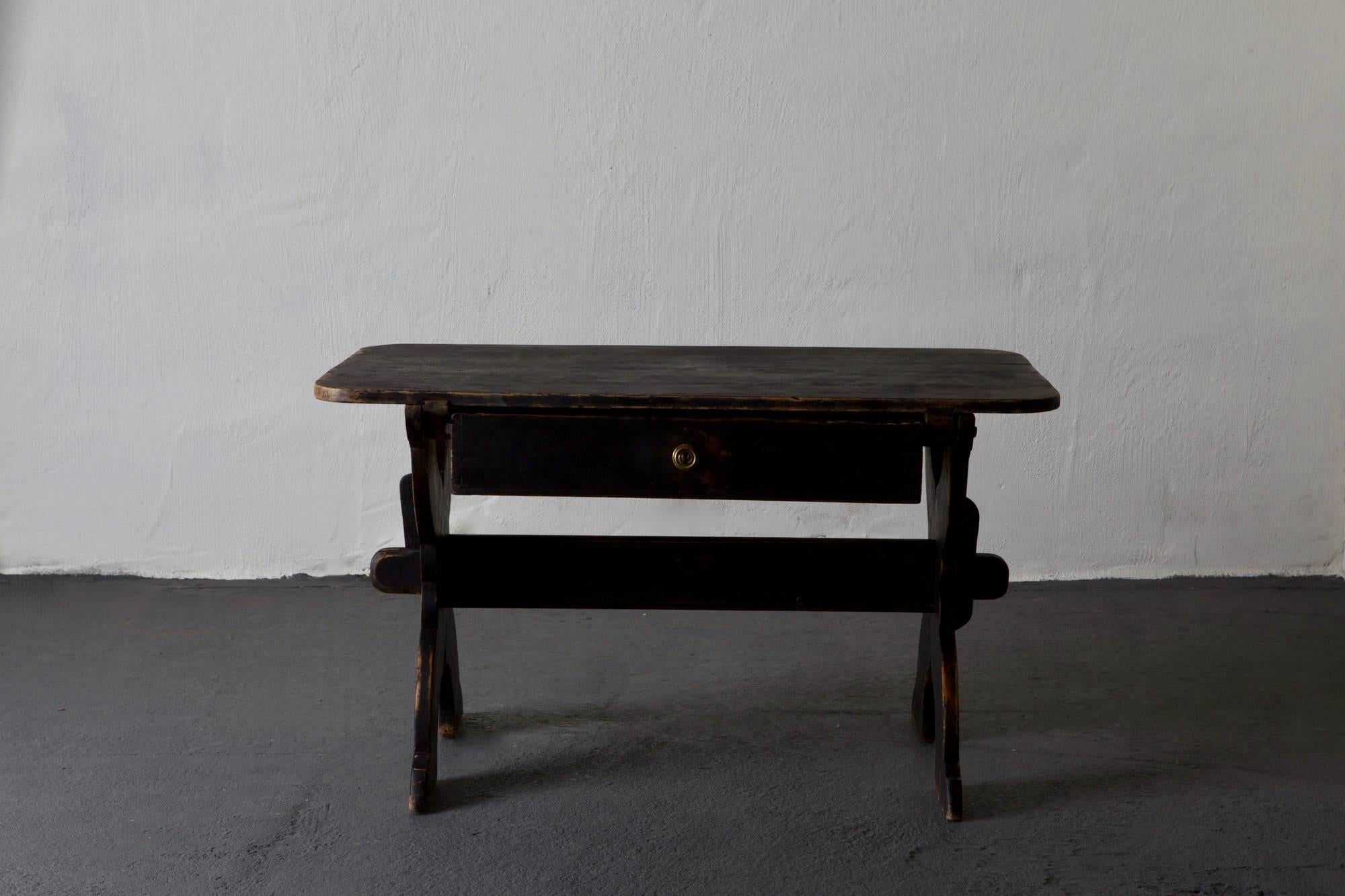 Desk Swedish 19th century black Rustic Sweden. A desk made during the 19th century in Sweden. Painted in our Laserow black. Brass hardware. Height from floor to drawer 22 inches.
  