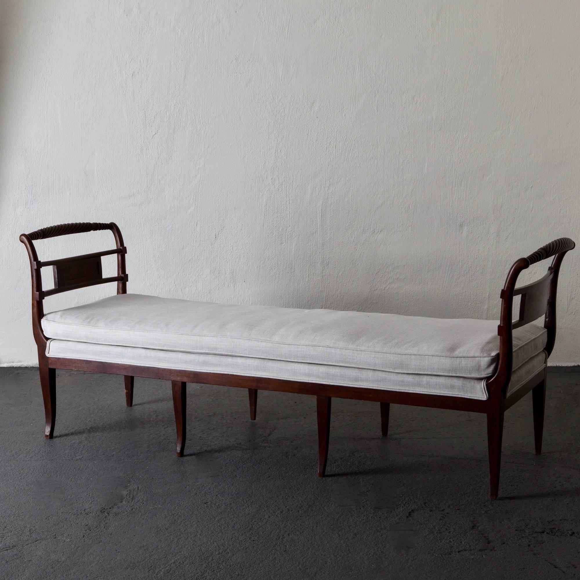 Daybed Swedish 19th Century Mahogany White Sweden. A daybed made during 19th Century in Sweden. Frame made from mahogany and an upholstered seat and loose cushion with zipper in white cotton fabric. 

