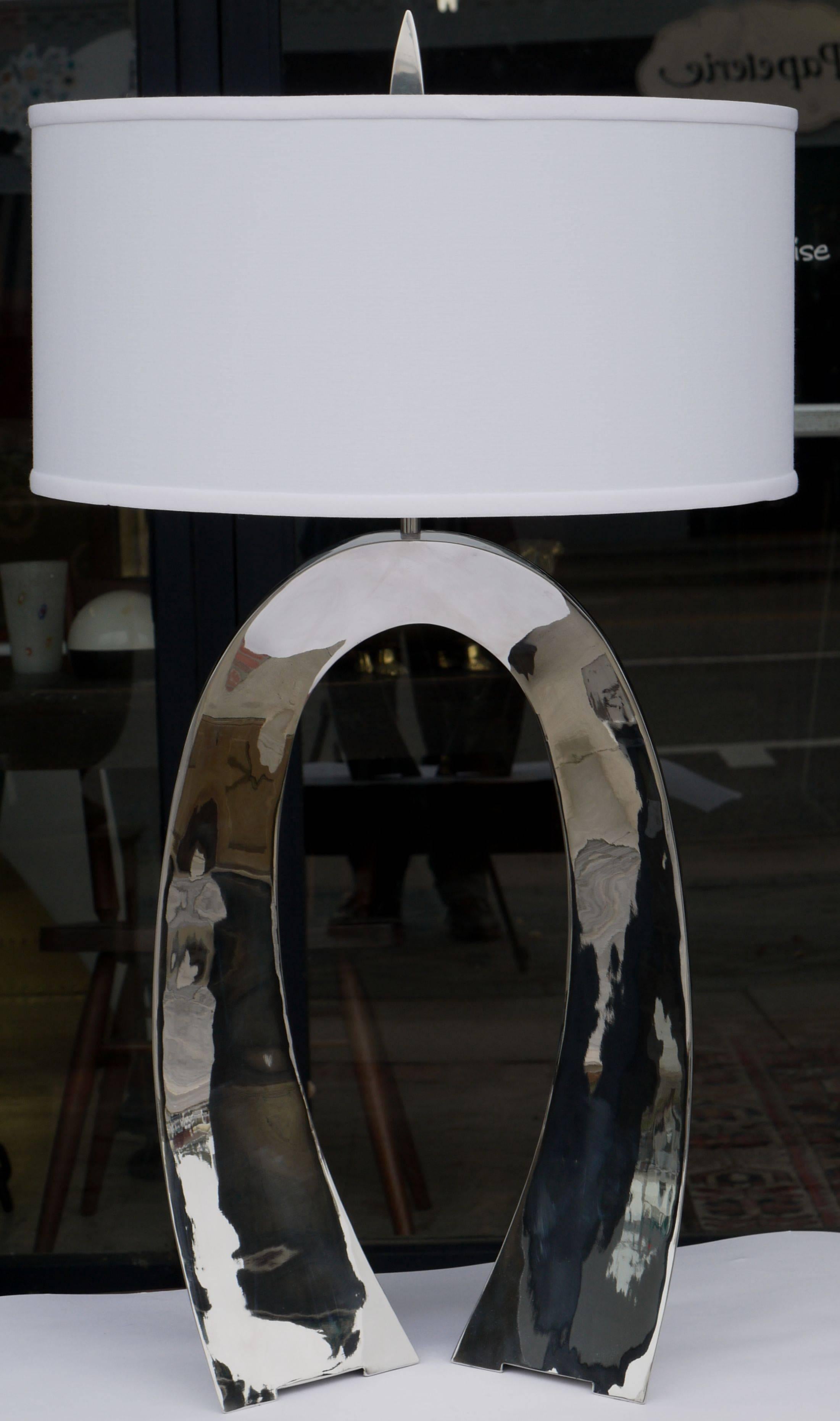 Superbe lampe en acier inoxydable forgé à la main par Curtis Norton. Merveilleuse construction en arc effilé triangulaire dont la surface agit comme un miroir. La mesure se fait au sommet de la douille.