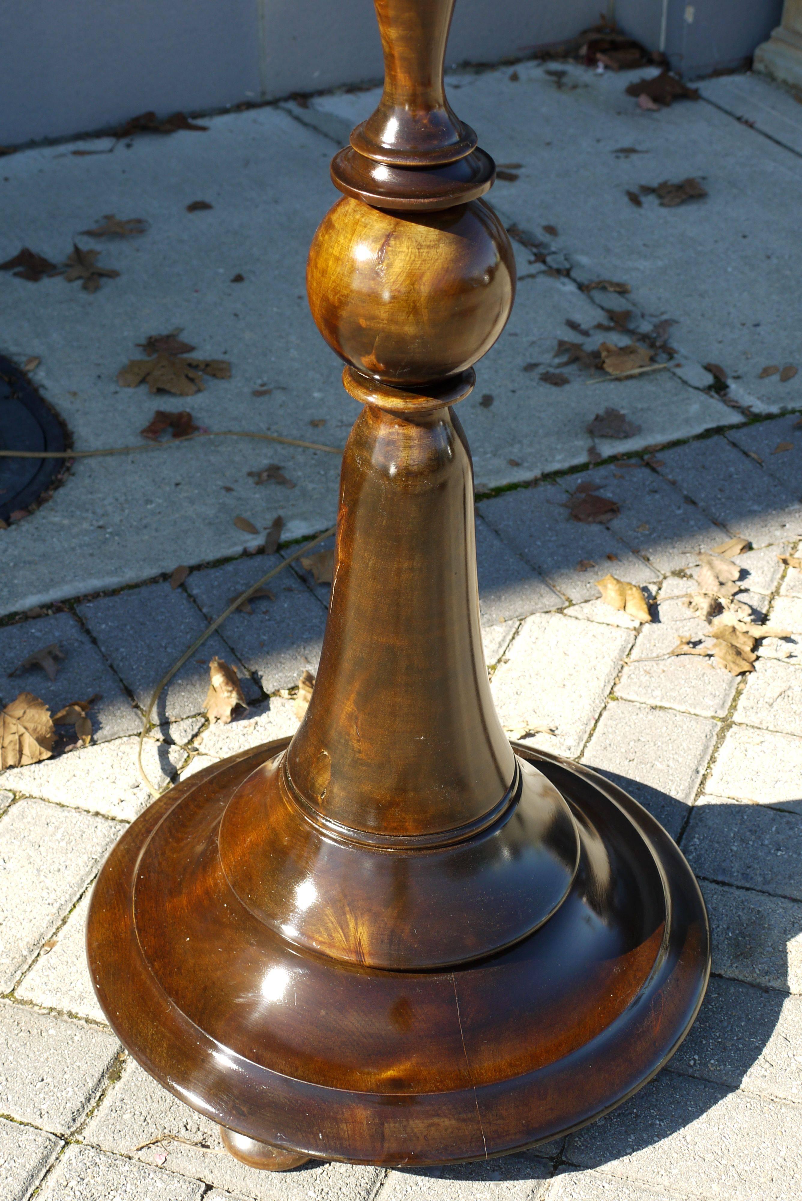 Österreichische Stehlampe aus gedrechseltem Nussbaumholz, um 1915 (Biedermeier) im Angebot