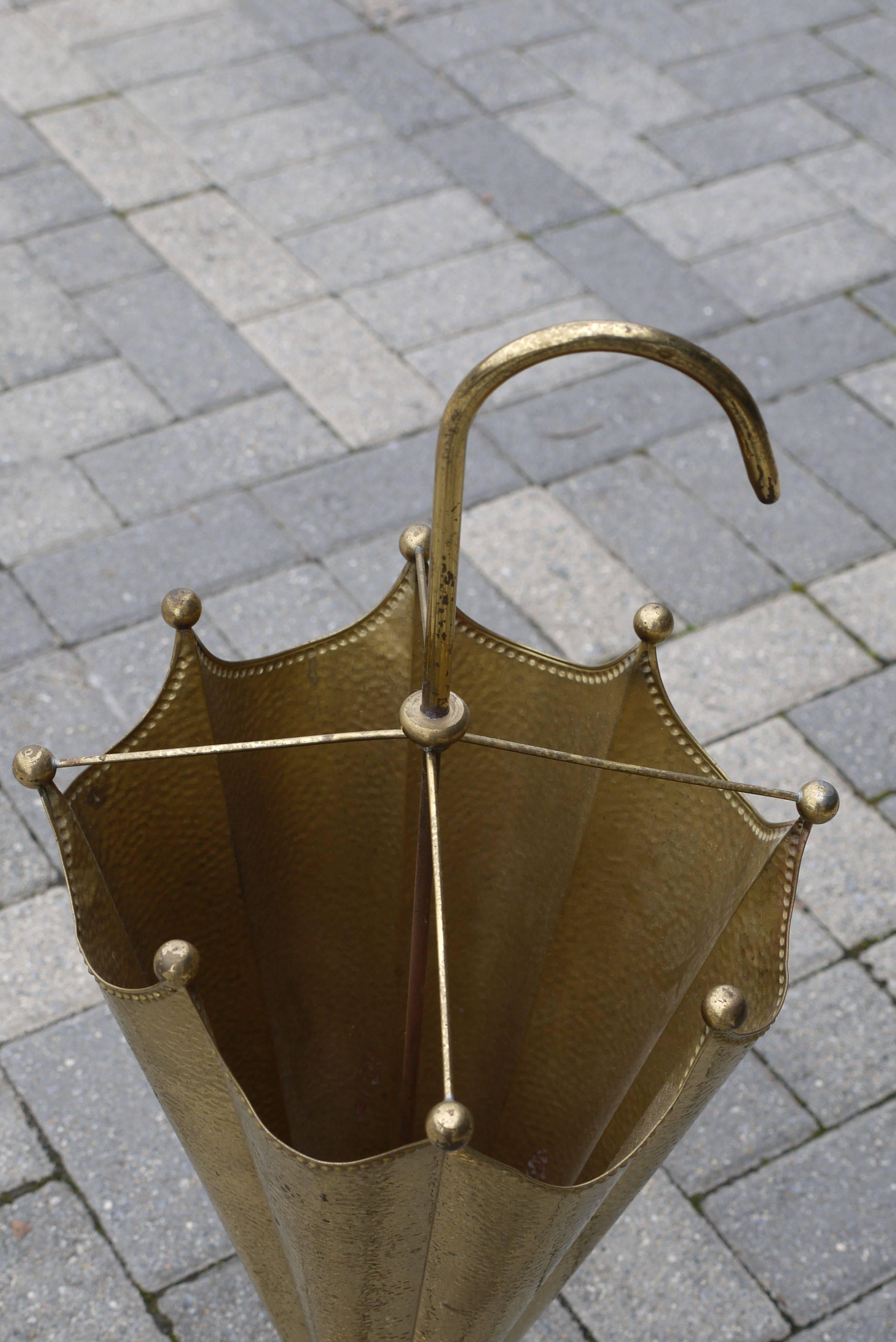 Français Porte-parapluies français en forme de parapluie en laiton des années 1940