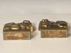 Ein Paar Art-Déco-Revival-Buchstützen in Form von Hunden aus massiver Bronze von K. Gregory, 1970er Jahre