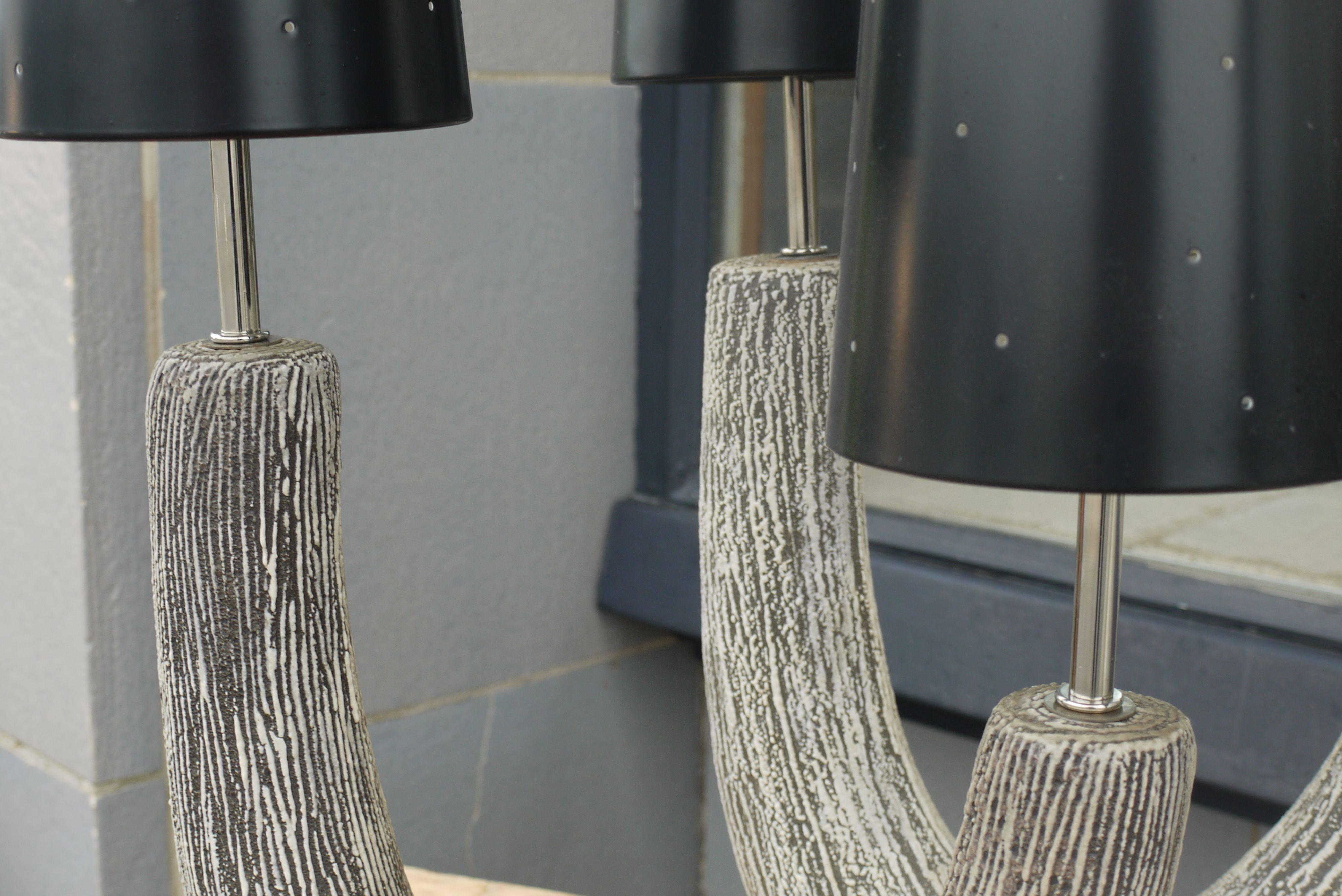 Paar organische Lampen von Kelby mit durchbrochenen Metallschirmen im Zustand „Hervorragend“ im Angebot in Kilmarnock, VA