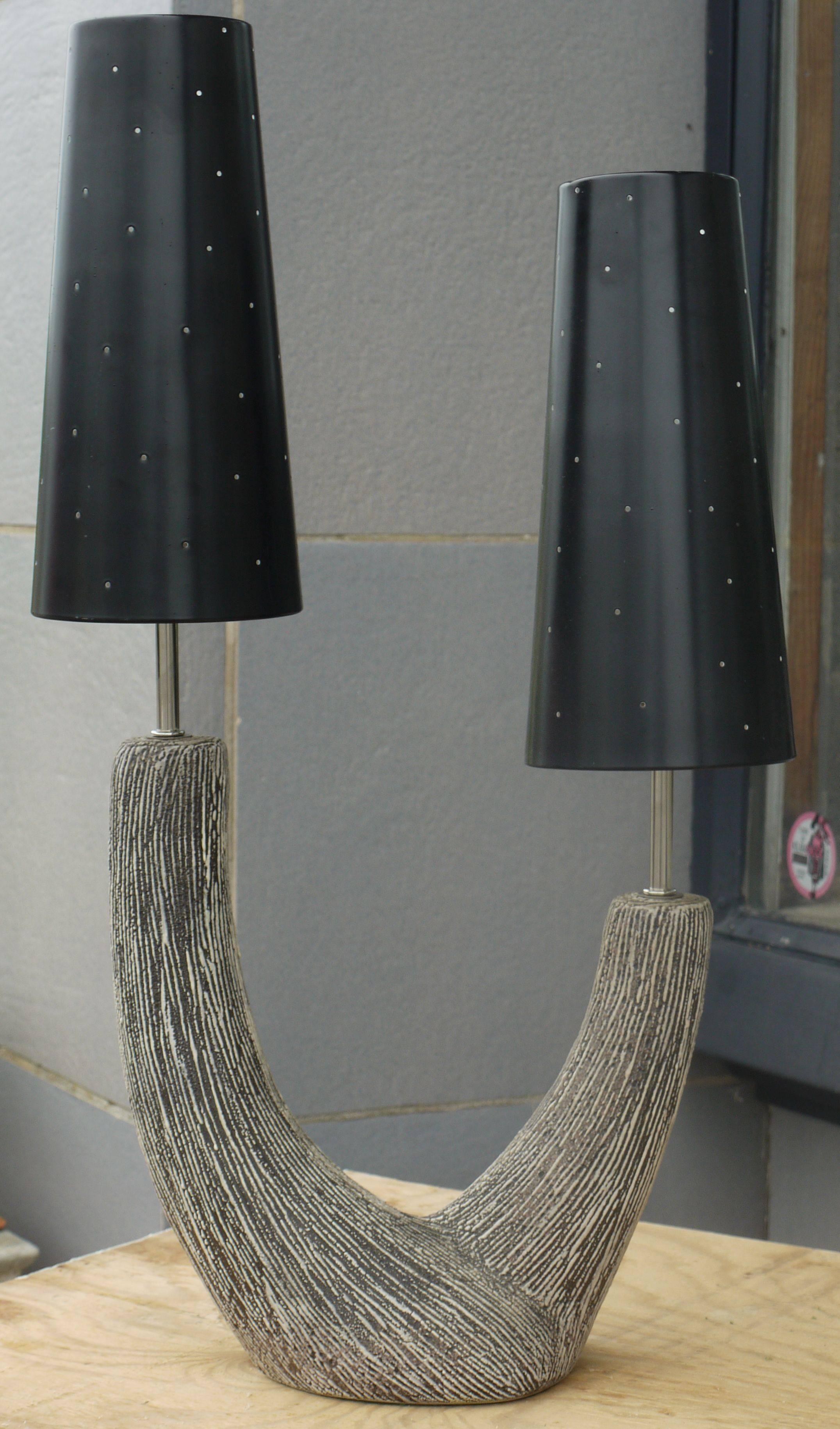 Paar organische Lampen von Kelby mit durchbrochenen Metallschirmen im Angebot 1