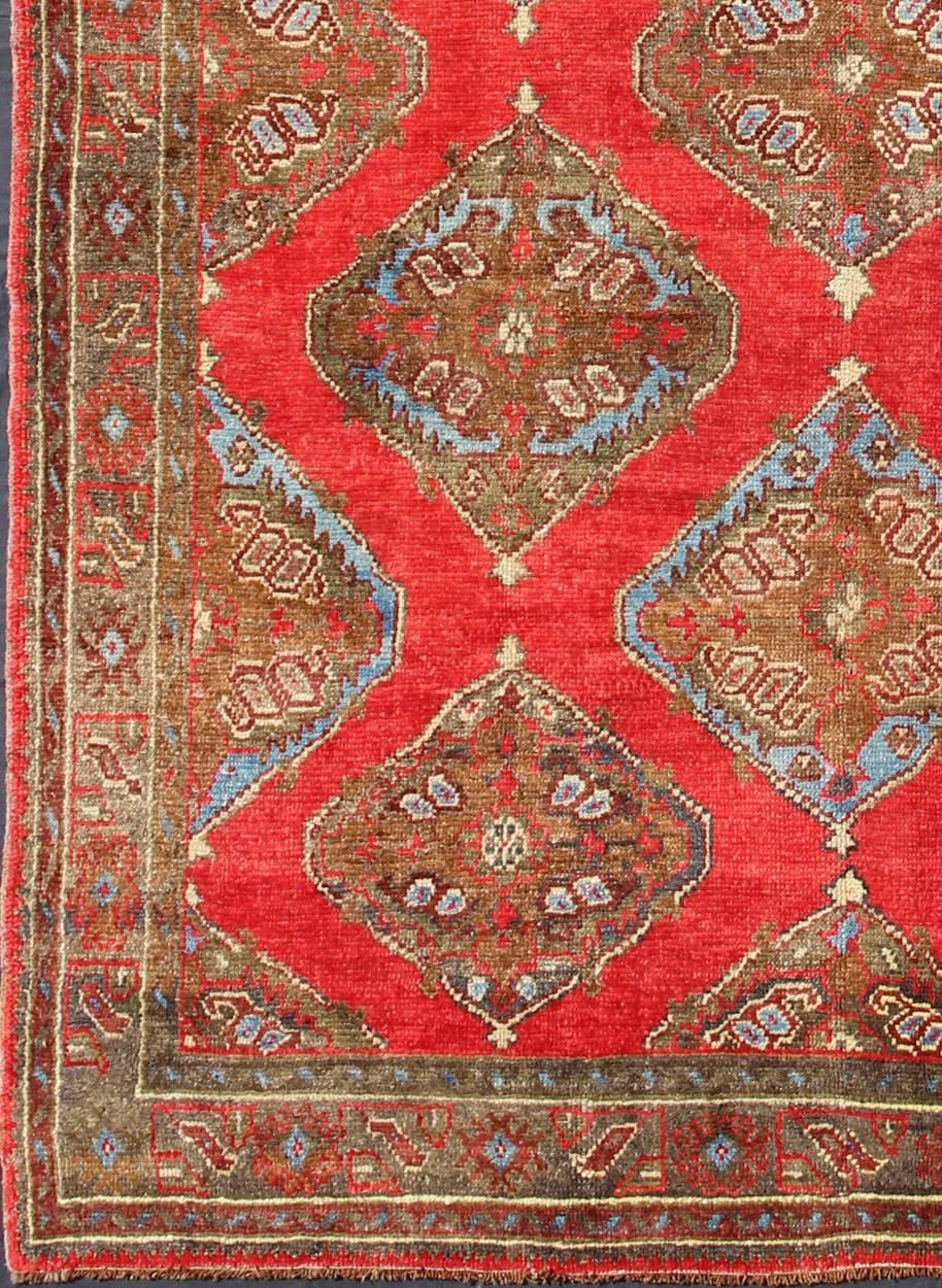 Antiguo Oushak turco-tejido a mano con motivos de rombos. Keivan Woven Arts / alfombra /TU-MTU-3611, país de origen / tipo: Turquía / Oushak, hacia principios del siglo XX

Medidas: 8'8 x 12'3

 Esta antigua alfombra turca de lana de Oushak presenta