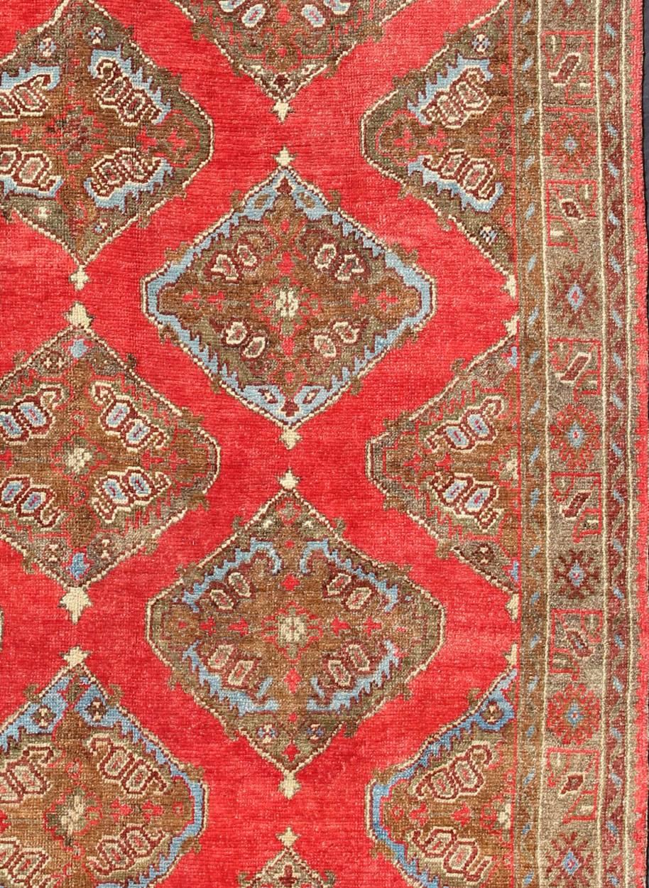 Antiguo Oushak turco-tejido a mano con diseño geométrico en rojo, marrón y verde Anudado a mano en venta