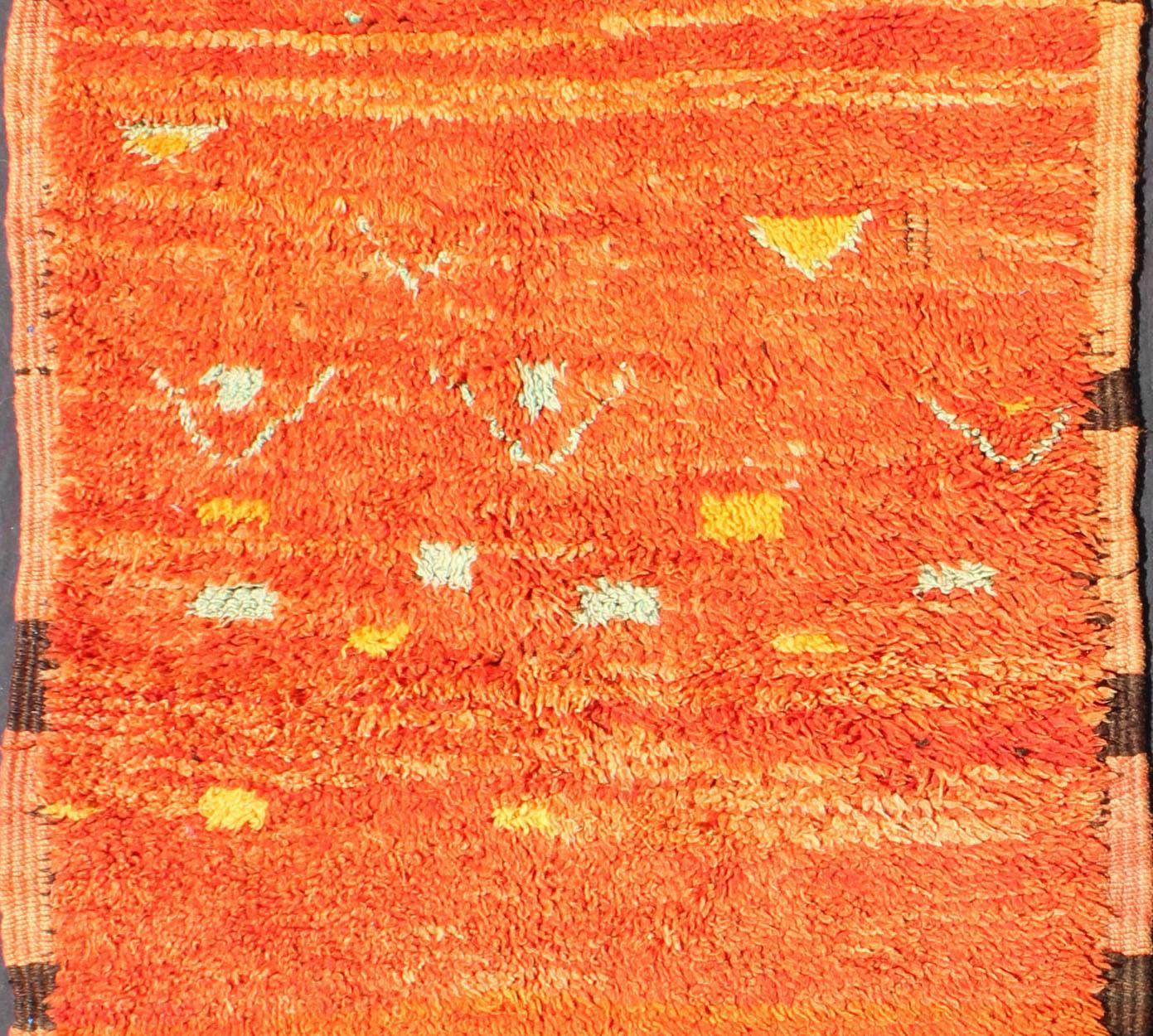 Marocain Petit tapis marocain Boujaad aux couleurs variées de safran et d'orange en vente