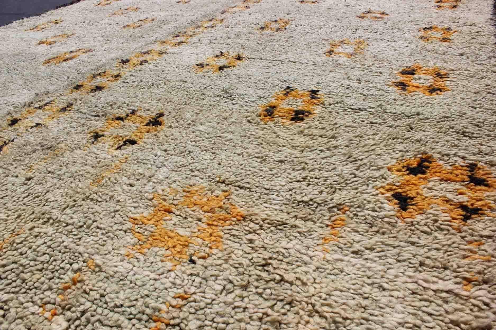 Großer marokkanischer Warayne-Teppich im Vintage-Stil mit Wanderkreuz-Motiven (Handgeknüpft) im Angebot